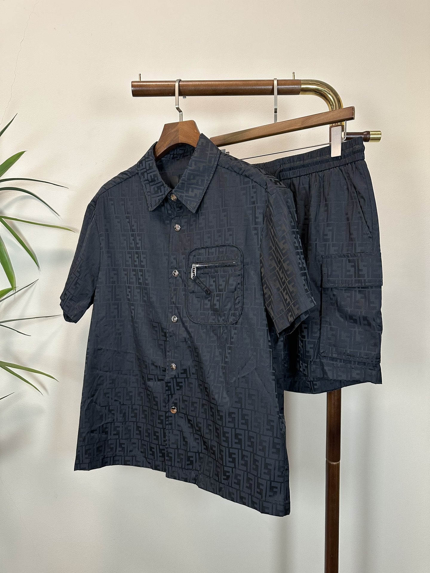 NO:160027,One set is not sold, FENDL top quality, the same style on the official website, complete with three standards!  2025 Spring and Summer New Men's Set Fashionable and Casual High-end Version!  Customized fabrics in counters are impeccable in details, and the brand elements design concept reflects high quality. The feel is delicate and soft!  It is casually cut, with a great upper body style!  Number of codes 48-56, fendi, fendi, alexander wang19860909一套不拆卖 FENDL 芬迪顶级品质 官网同款,三标齐全！2025春夏新款男士套装 时尚休闲高端版本！专柜定制面料 细节无可挑剔,品牌元素设计理念,体现高品质.手感细腻柔软！呈现休闲裁剪,上身版型超赞！码数48-56,,fendi,fendi,alexander wang,Men's clothing