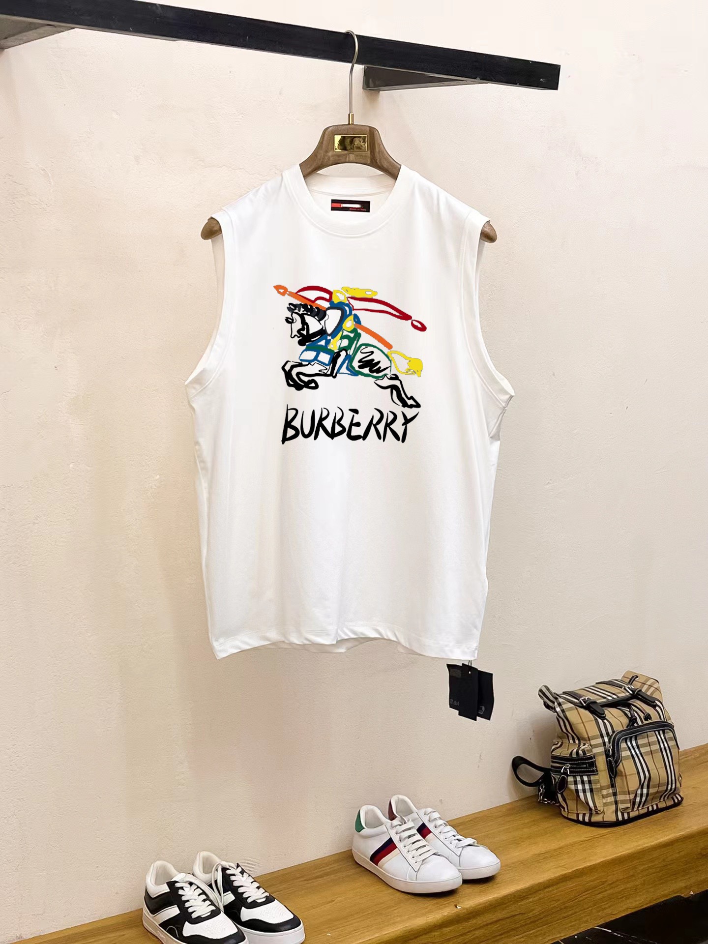 Burberry 品牌【BURBERRY 巴宝莉】2025夏季新品背心T袖 简约款式 任何人都可以轻松驾驶 进口定制丝光棉面料 手软舒适有型 吸汗透气