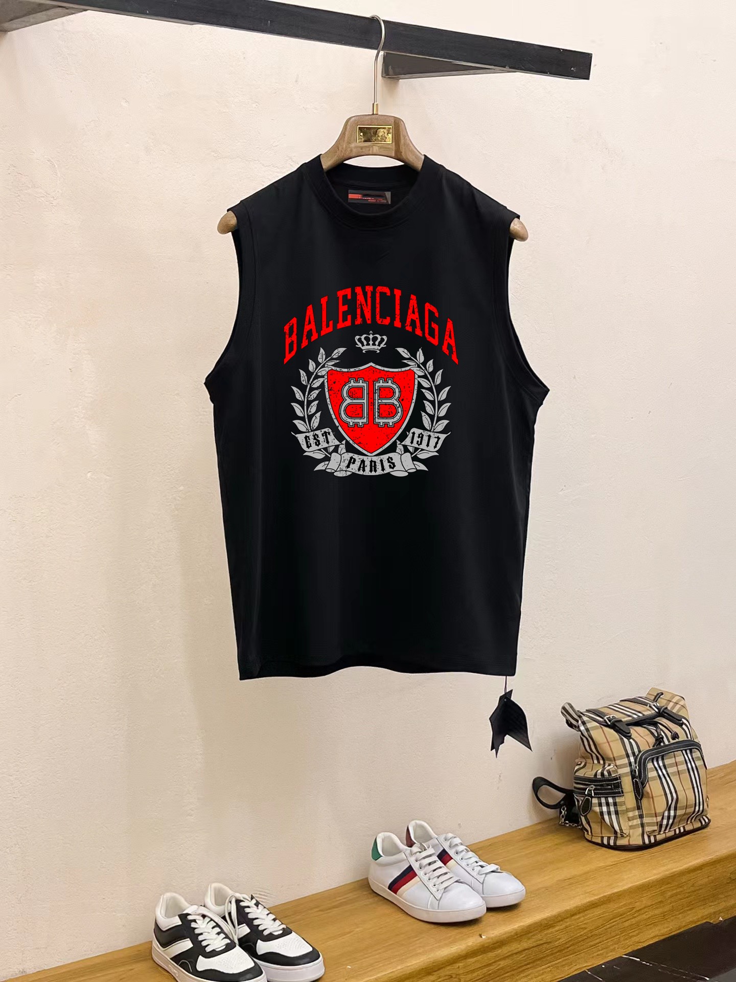Balenciaga 品牌【BALENCIAGA 巴黎世家】2025夏季新品背心T袖 简约款式 任何人都可以轻松驾驶 进口定制丝光棉面料 手软舒适有型 吸汗透气