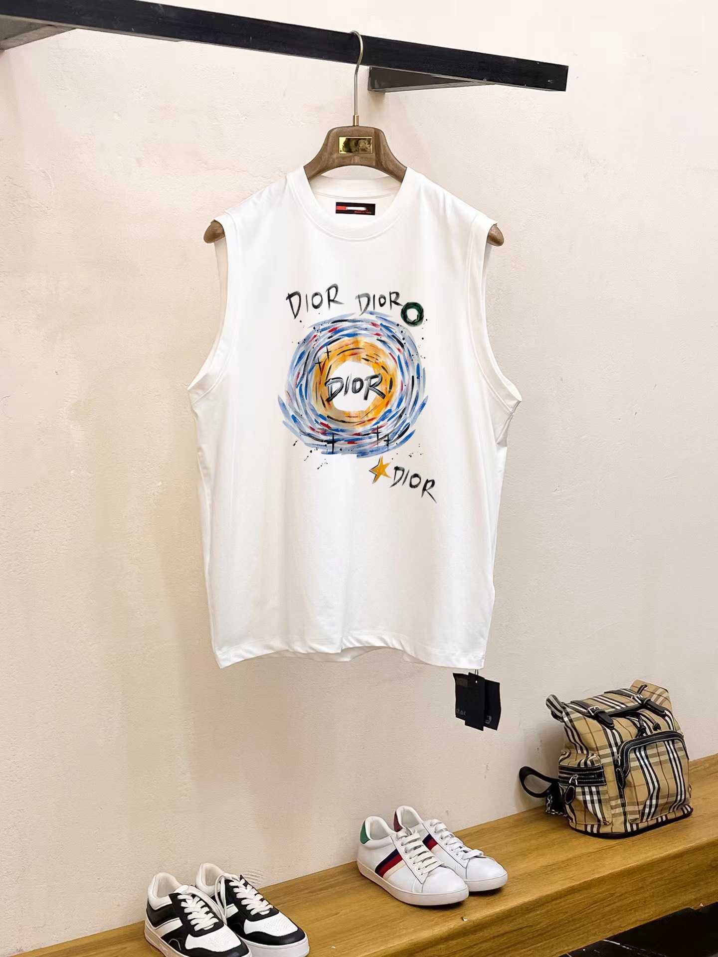 Dior 品牌【DIOR迪奥】2025夏季新品背心T袖 简约款式 任何人都可以轻松驾驶 进口定制丝光棉面料 手软舒适有型 吸汗透气