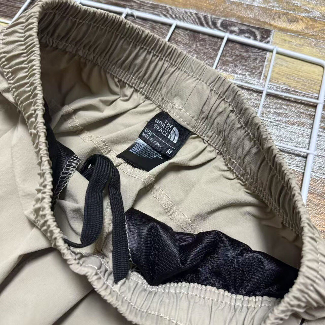 💰110 新款上新 2025最新款TheNorthFace推荐工装两侧大口袋万针刺绣北面男士休闲裤(春夏季新款2025立体裁剪tnf北面机能工装基础大众休闲裤长裤)
高逼格!万针刺绣logo!北面立体剪裁户外机能风工装裤!绝对完美的品质!春秋季情侣款男女同款男士宽松大码版型简约风运动裤百搭时尚休闲裤!25年贸易公司订单纯正非常挺得一款裤子 !必入单品!立体剪裁两侧大口袋拼接!面料舒适力挺!东西超级棒!高密度特定梭织全棉纱卡面料,透气不闷热,户外机能风,有大码男装束脚裤型,上身百搭超显腿长,做工细节都无可挑剔,同时又简约!户外休闲首选!重点推荐!太好穿了而且颜值很高!本来工厂做的是老外的单子!毁约了,不然这个价钱下不来的!!不计面料成本,工厂也只求把面料卖完!工人发发工资!宽松的廓形,修饰腿型!比如说腿粗的兄弟腿型不好的兄弟!都能很好的驾驭!搭配工装靴,运动鞋,休闲鞋,它都百搭!强烈推荐给兄弟们!三标齐全!完美品质!
颜色:黑色、卡其色、军绿色
尺码:M到XXXL(腰围松紧腰)
M:臀围116裤长96(建议95到120斤)
L:臀围120裤长98(建议120到140斤)
XL:臀围124裤长100(建议140到160斤)
XXL:臀围128裤长102(建议160到180斤)
XXXL臀围132裤长104(建议180到195斤)