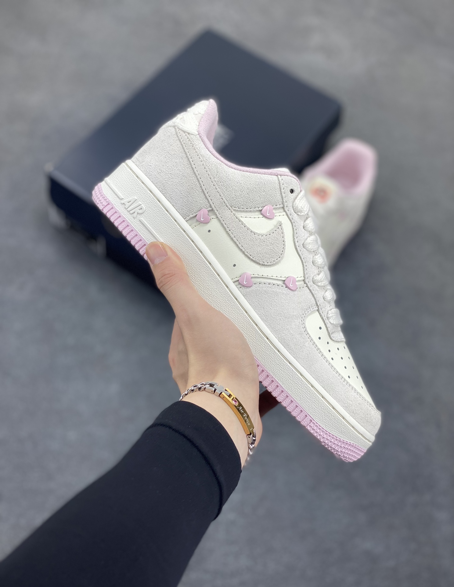 Nike Air Force 1 Low 苹果情人节 原楦头原纸板 打造纯正空军版型 专注外贸渠道 全掌内置蜂窝气垫 原盒配件 原厂中底钢印、拉帮完美 货号:HV5992-111 尺码:36 36.5 37.5 38 38.5 39 40 40.5 41 42 42.5 43 44 44.5 45-选品中心
