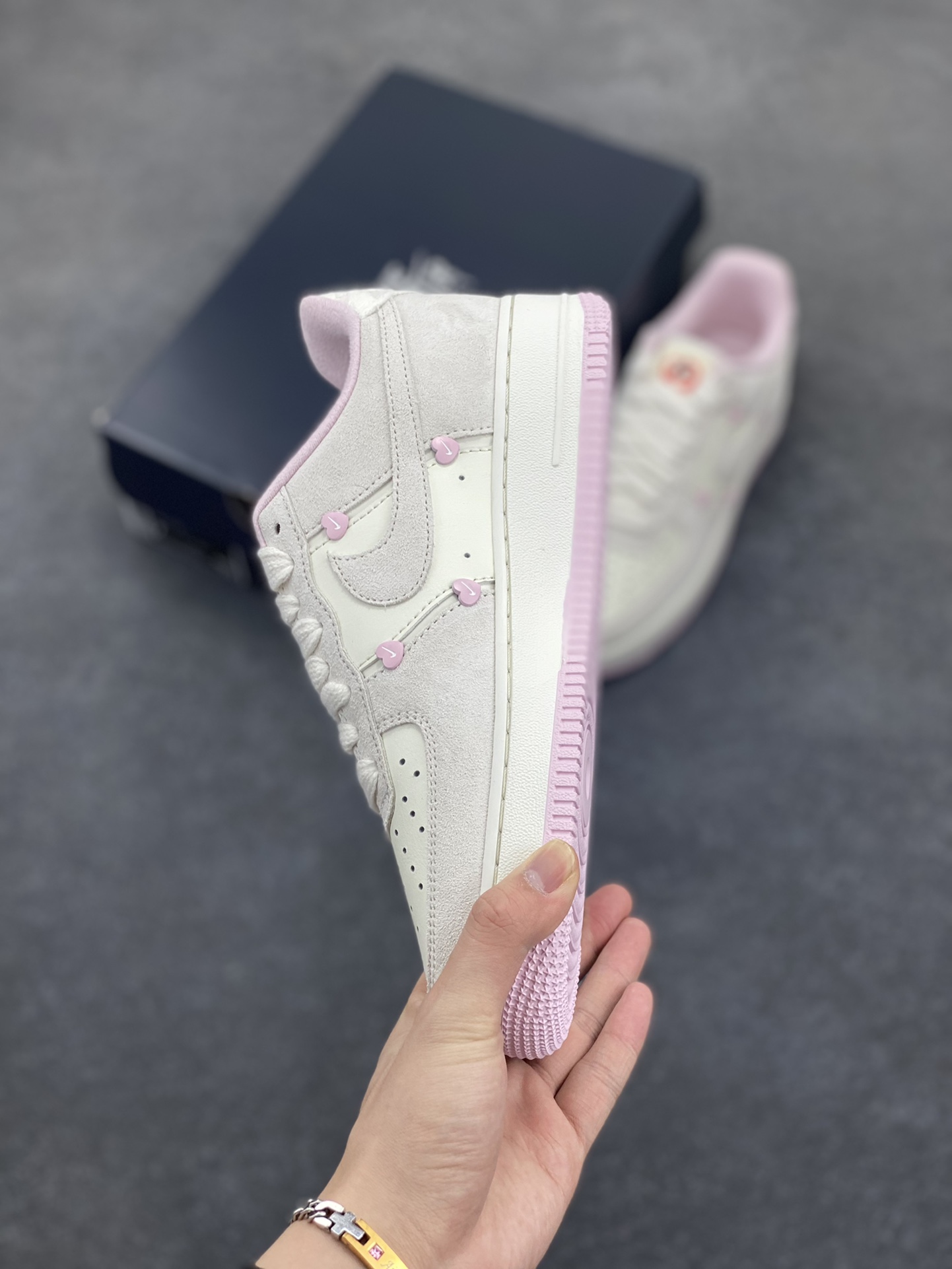图片[3]-Nike Air Force 1 Low 苹果情人节 原楦头原纸板 打造纯正空军版型 专注外贸渠道 全掌内置蜂窝气垫 原盒配件 原厂中底钢印、拉帮完美 货号：HV5992-111 尺码：36 36.5 37.5 38 38.5 39 40 40.5 41 42 42.5 43 44 44.5 45-选品中心