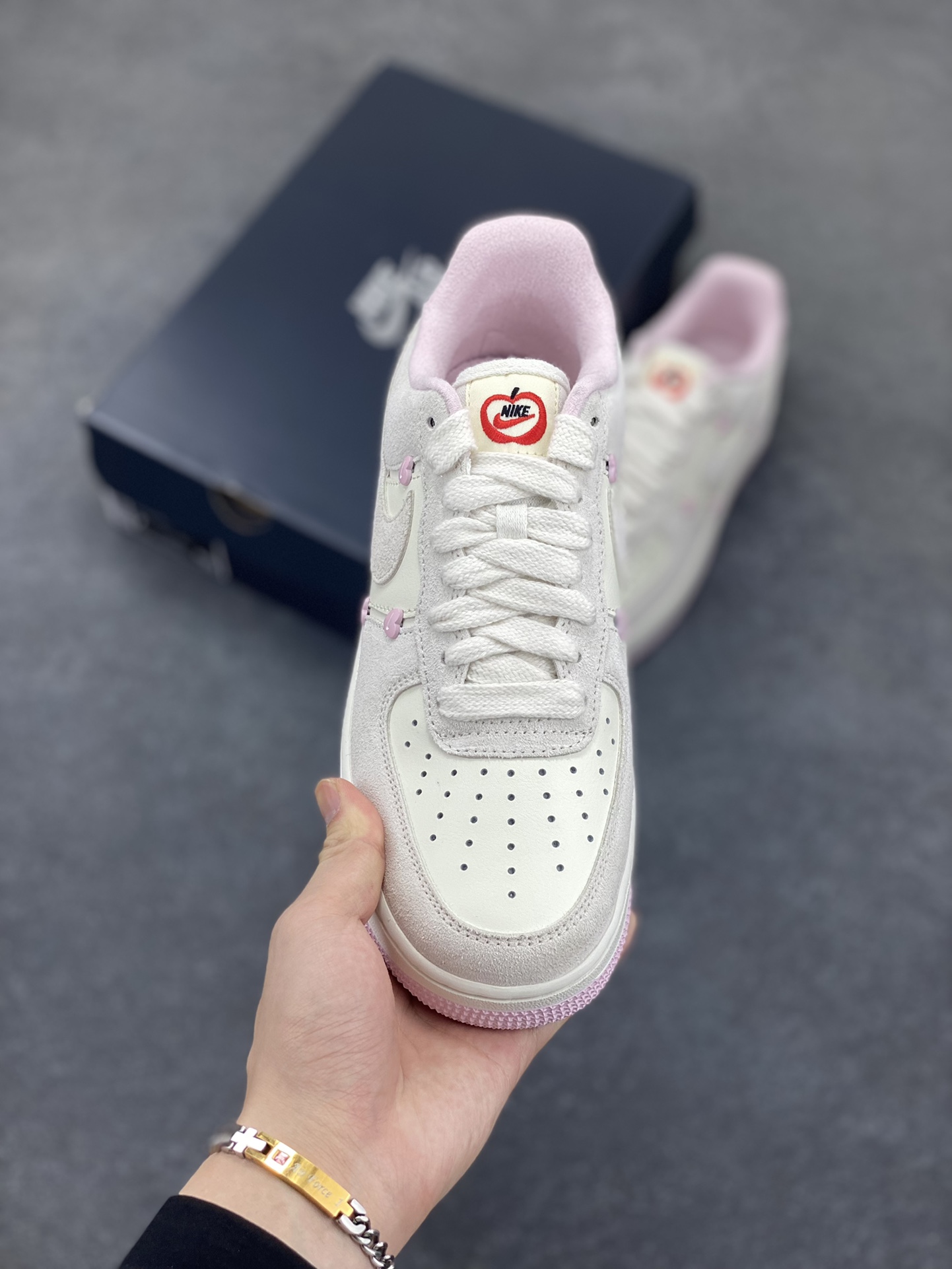图片[2]-Nike Air Force 1 Low 苹果情人节 原楦头原纸板 打造纯正空军版型 专注外贸渠道 全掌内置蜂窝气垫 原盒配件 原厂中底钢印、拉帮完美 货号：HV5992-111 尺码：36 36.5 37.5 38 38.5 39 40 40.5 41 42 42.5 43 44 44.5 45-选品中心