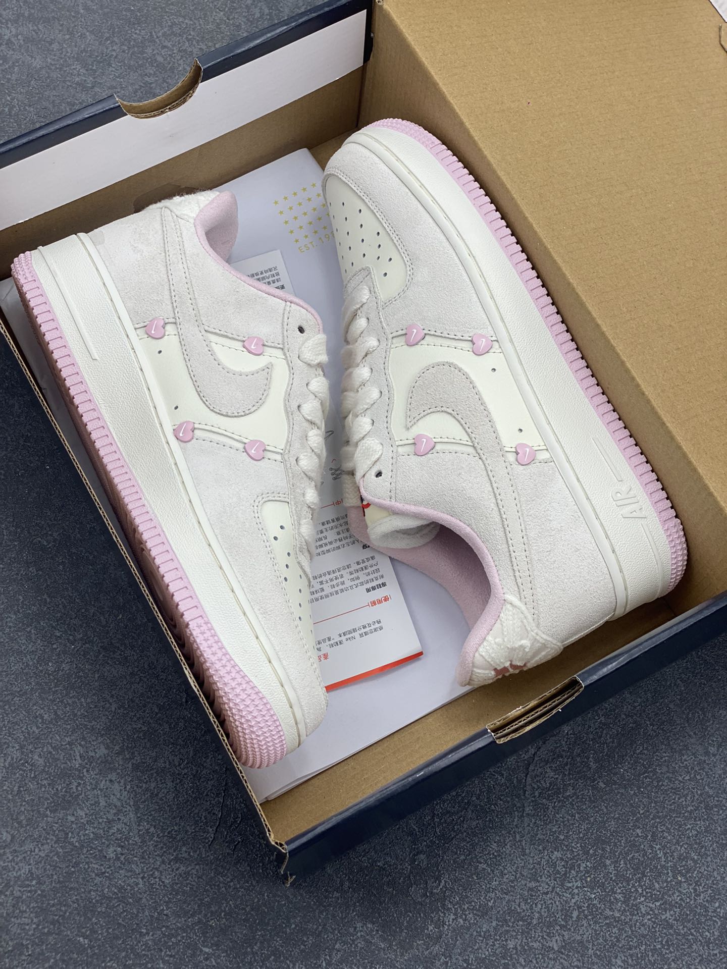 图片[9]-Nike Air Force 1 Low 苹果情人节 原楦头原纸板 打造纯正空军版型 专注外贸渠道 全掌内置蜂窝气垫 原盒配件 原厂中底钢印、拉帮完美 货号：HV5992-111 尺码：36 36.5 37.5 38 38.5 39 40 40.5 41 42 42.5 43 44 44.5 45-选品中心