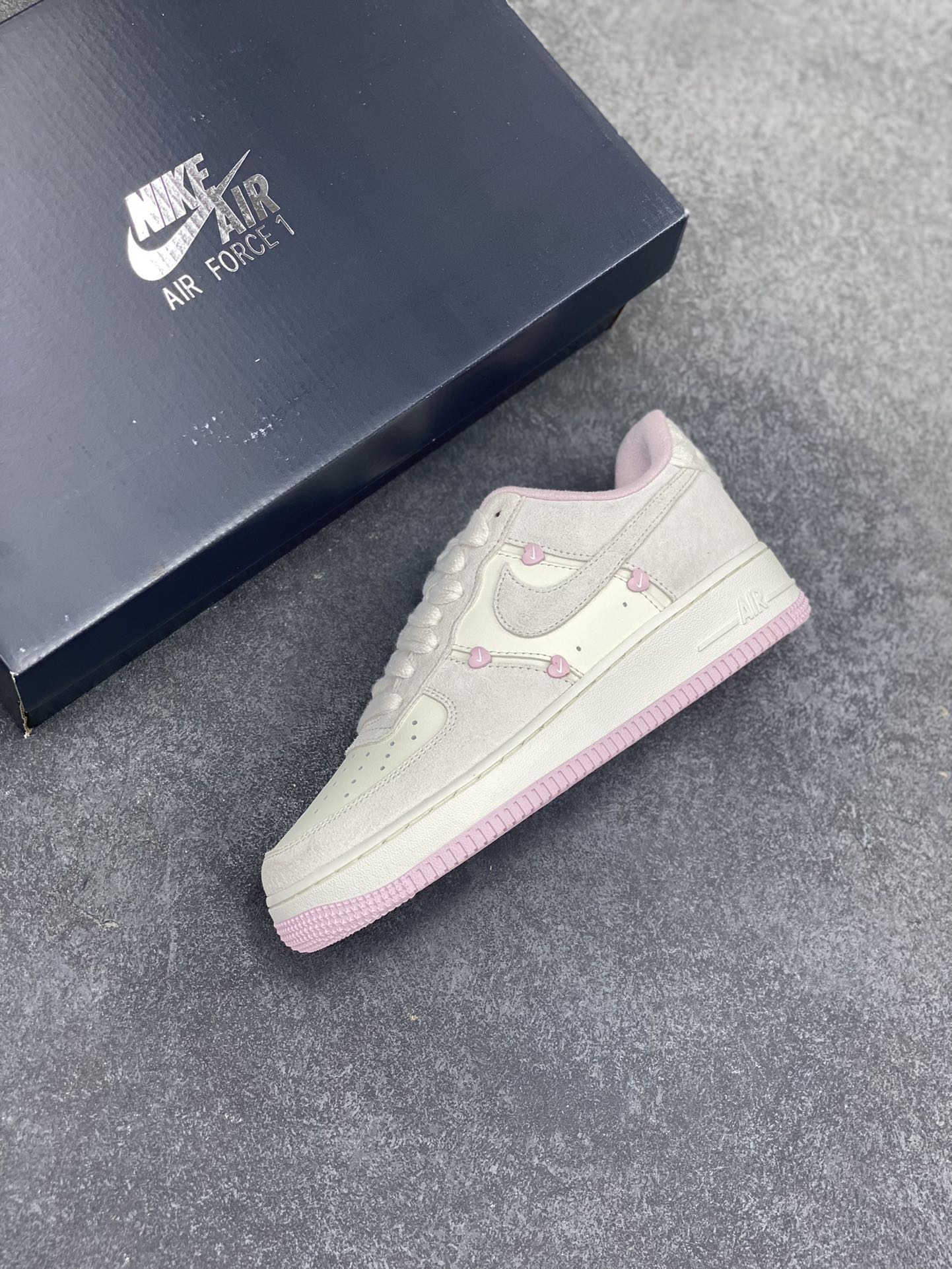 图片[7]-Nike Air Force 1 Low 苹果情人节 原楦头原纸板 打造纯正空军版型 专注外贸渠道 全掌内置蜂窝气垫 原盒配件 原厂中底钢印、拉帮完美 货号：HV5992-111 尺码：36 36.5 37.5 38 38.5 39 40 40.5 41 42 42.5 43 44 44.5 45-选品中心