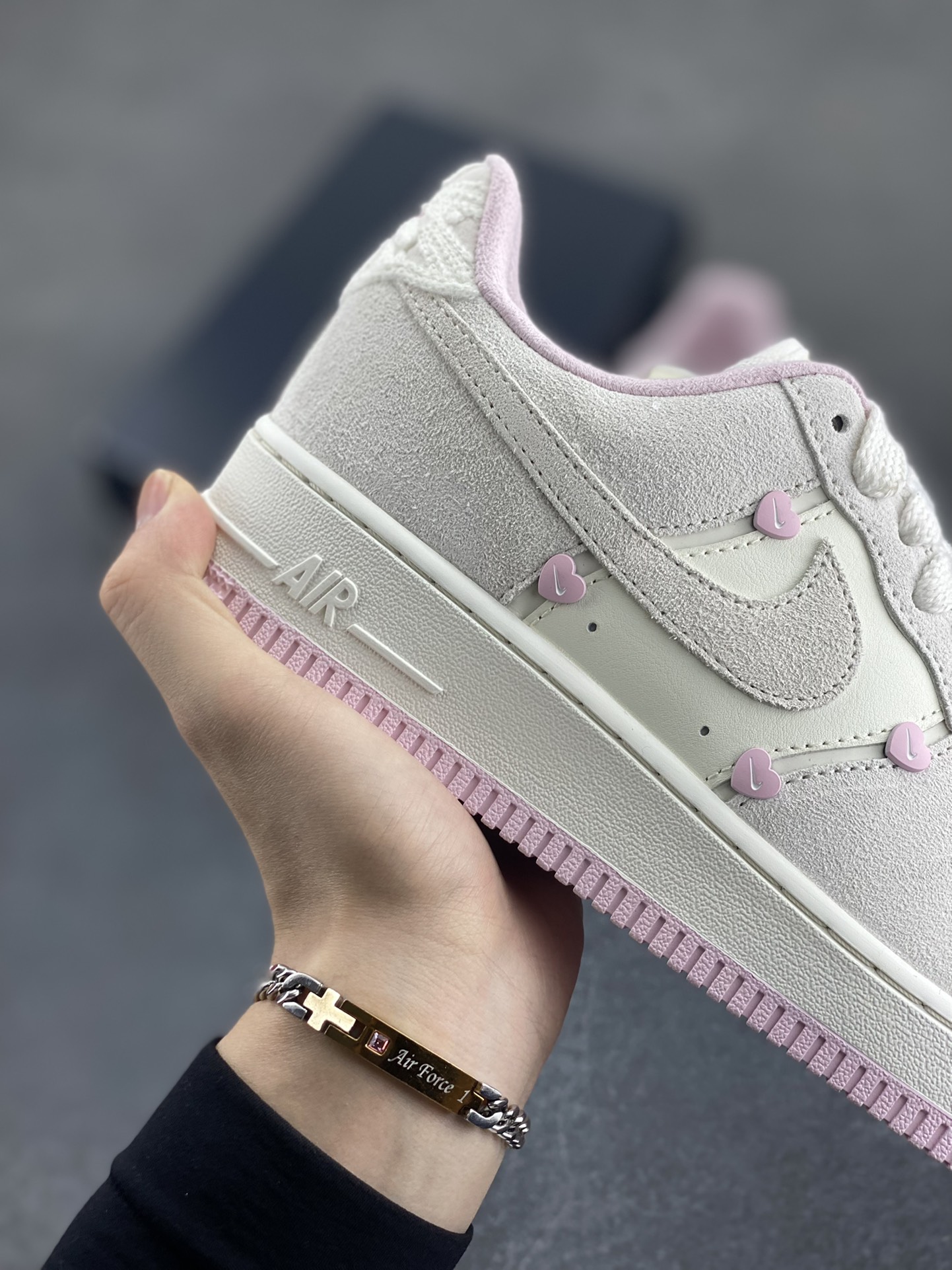 图片[6]-Nike Air Force 1 Low 苹果情人节 原楦头原纸板 打造纯正空军版型 专注外贸渠道 全掌内置蜂窝气垫 原盒配件 原厂中底钢印、拉帮完美 货号：HV5992-111 尺码：36 36.5 37.5 38 38.5 39 40 40.5 41 42 42.5 43 44 44.5 45-选品中心