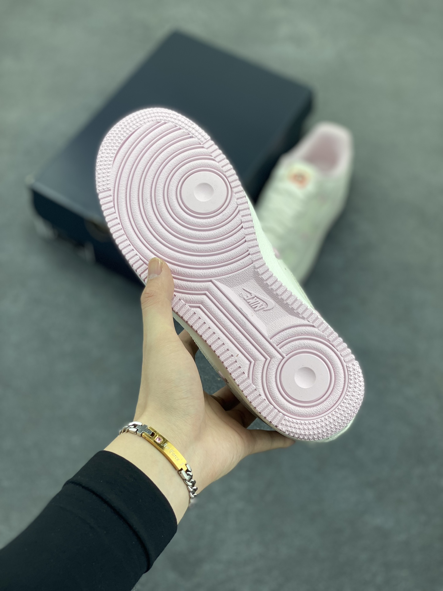图片[5]-Nike Air Force 1 Low 苹果情人节 原楦头原纸板 打造纯正空军版型 专注外贸渠道 全掌内置蜂窝气垫 原盒配件 原厂中底钢印、拉帮完美 货号：HV5992-111 尺码：36 36.5 37.5 38 38.5 39 40 40.5 41 42 42.5 43 44 44.5 45-选品中心