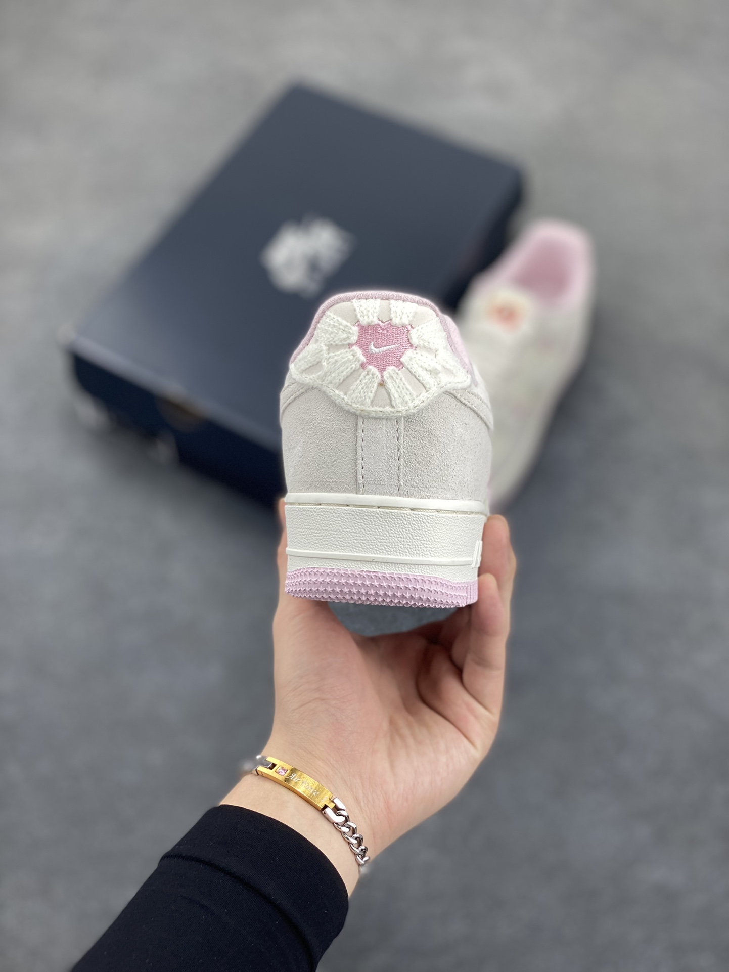 图片[4]-Nike Air Force 1 Low 苹果情人节 原楦头原纸板 打造纯正空军版型 专注外贸渠道 全掌内置蜂窝气垫 原盒配件 原厂中底钢印、拉帮完美 货号：HV5992-111 尺码：36 36.5 37.5 38 38.5 39 40 40.5 41 42 42.5 43 44 44.5 45-选品中心