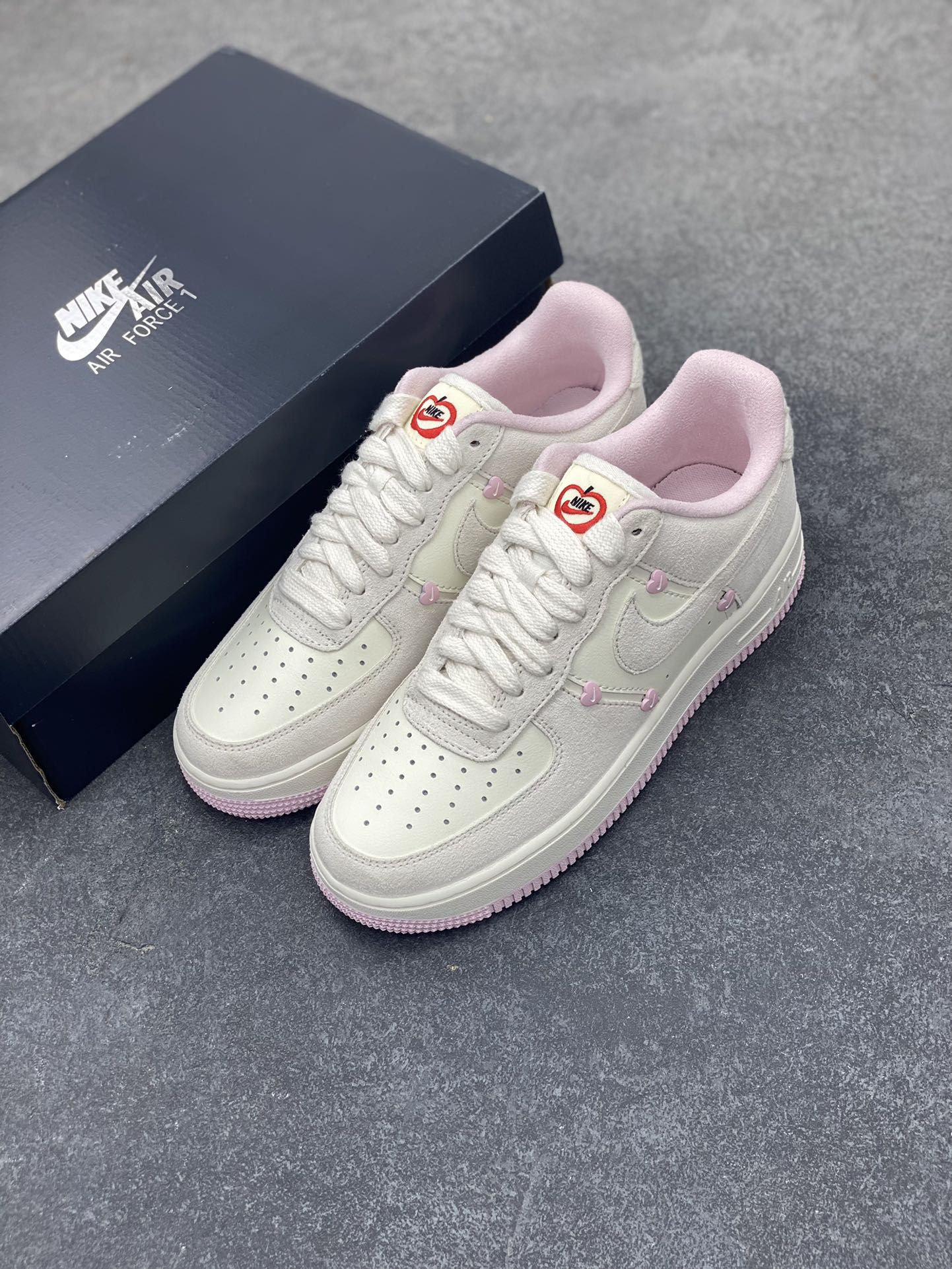 图片[8]-Nike Air Force 1 Low 苹果情人节 原楦头原纸板 打造纯正空军版型 专注外贸渠道 全掌内置蜂窝气垫 原盒配件 原厂中底钢印、拉帮完美 货号：HV5992-111 尺码：36 36.5 37.5 38 38.5 39 40 40.5 41 42 42.5 43 44 44.5 45-选品中心