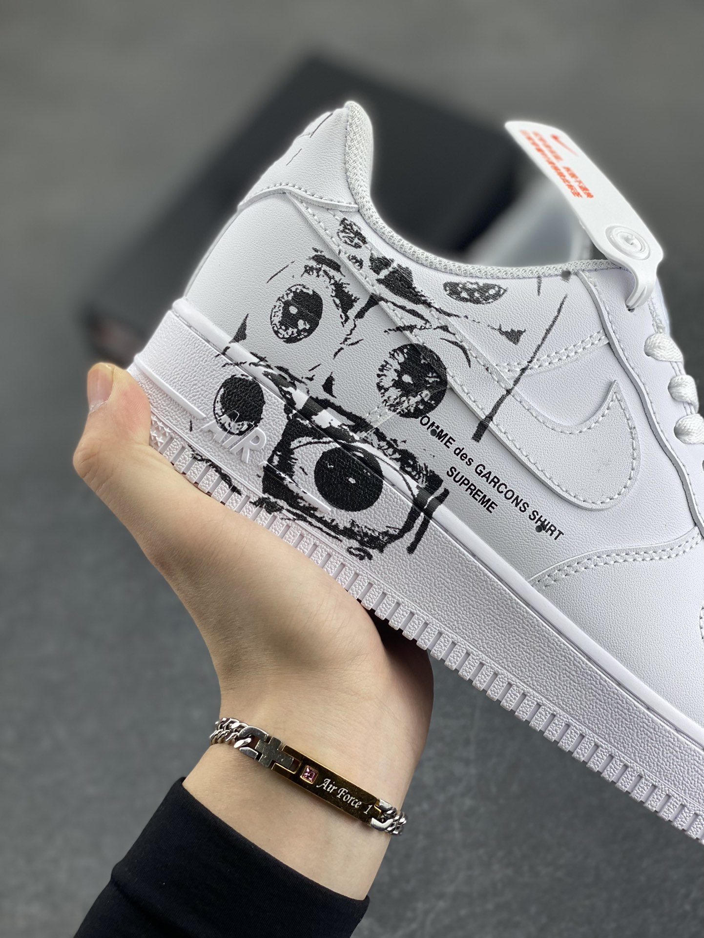 图片[6]-CDG x Sup x Air Force 1 Low 三方联名白黑涂鸦 原楦头原纸板 打造纯正空军版型 #专注外贸渠道 全掌内置蜂窝气垫 #原盒配件 原厂中底钢印、拉帮完美 货号：923044-100 尺码：36 36.5 37.5 38 38.5 39 40 40.5 41 42 42.5 43 44 44.5 45-选品中心
