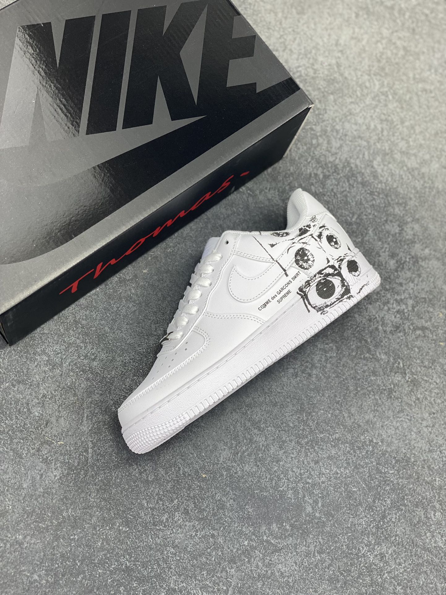 图片[7]-CDG x Sup x Air Force 1 Low 三方联名白黑涂鸦 原楦头原纸板 打造纯正空军版型 #专注外贸渠道 全掌内置蜂窝气垫 #原盒配件 原厂中底钢印、拉帮完美 货号：923044-100 尺码：36 36.5 37.5 38 38.5 39 40 40.5 41 42 42.5 43 44 44.5 45-选品中心