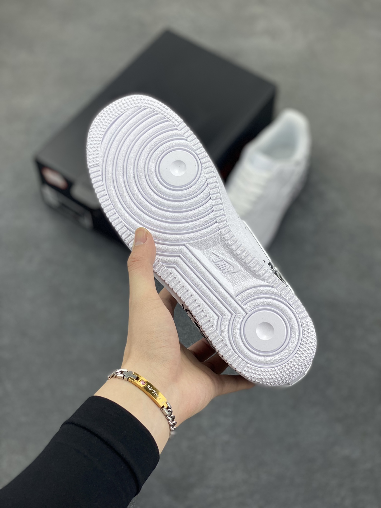 图片[5]-CDG x Sup x Air Force 1 Low 三方联名白黑涂鸦 原楦头原纸板 打造纯正空军版型 #专注外贸渠道 全掌内置蜂窝气垫 #原盒配件 原厂中底钢印、拉帮完美 货号：923044-100 尺码：36 36.5 37.5 38 38.5 39 40 40.5 41 42 42.5 43 44 44.5 45-选品中心