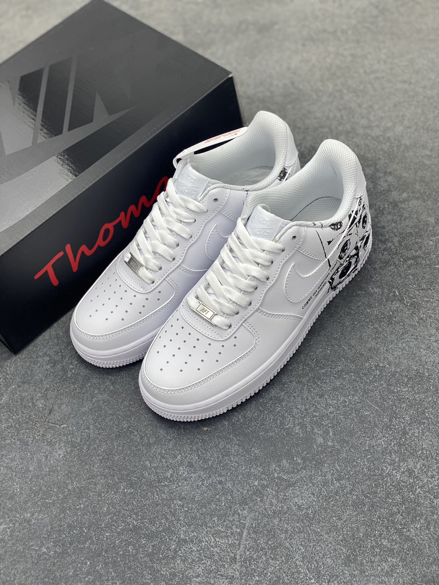 图片[8]-CDG x Sup x Air Force 1 Low 三方联名白黑涂鸦 原楦头原纸板 打造纯正空军版型 #专注外贸渠道 全掌内置蜂窝气垫 #原盒配件 原厂中底钢印、拉帮完美 货号：923044-100 尺码：36 36.5 37.5 38 38.5 39 40 40.5 41 42 42.5 43 44 44.5 45-选品中心