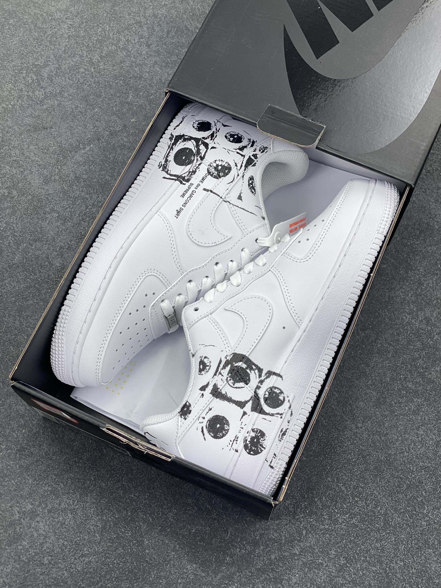 图片[9]-CDG x Sup x Air Force 1 Low 三方联名白黑涂鸦 原楦头原纸板 打造纯正空军版型 #专注外贸渠道 全掌内置蜂窝气垫 #原盒配件 原厂中底钢印、拉帮完美 货号：923044-100 尺码：36 36.5 37.5 38 38.5 39 40 40.5 41 42 42.5 43 44 44.5 45-选品中心