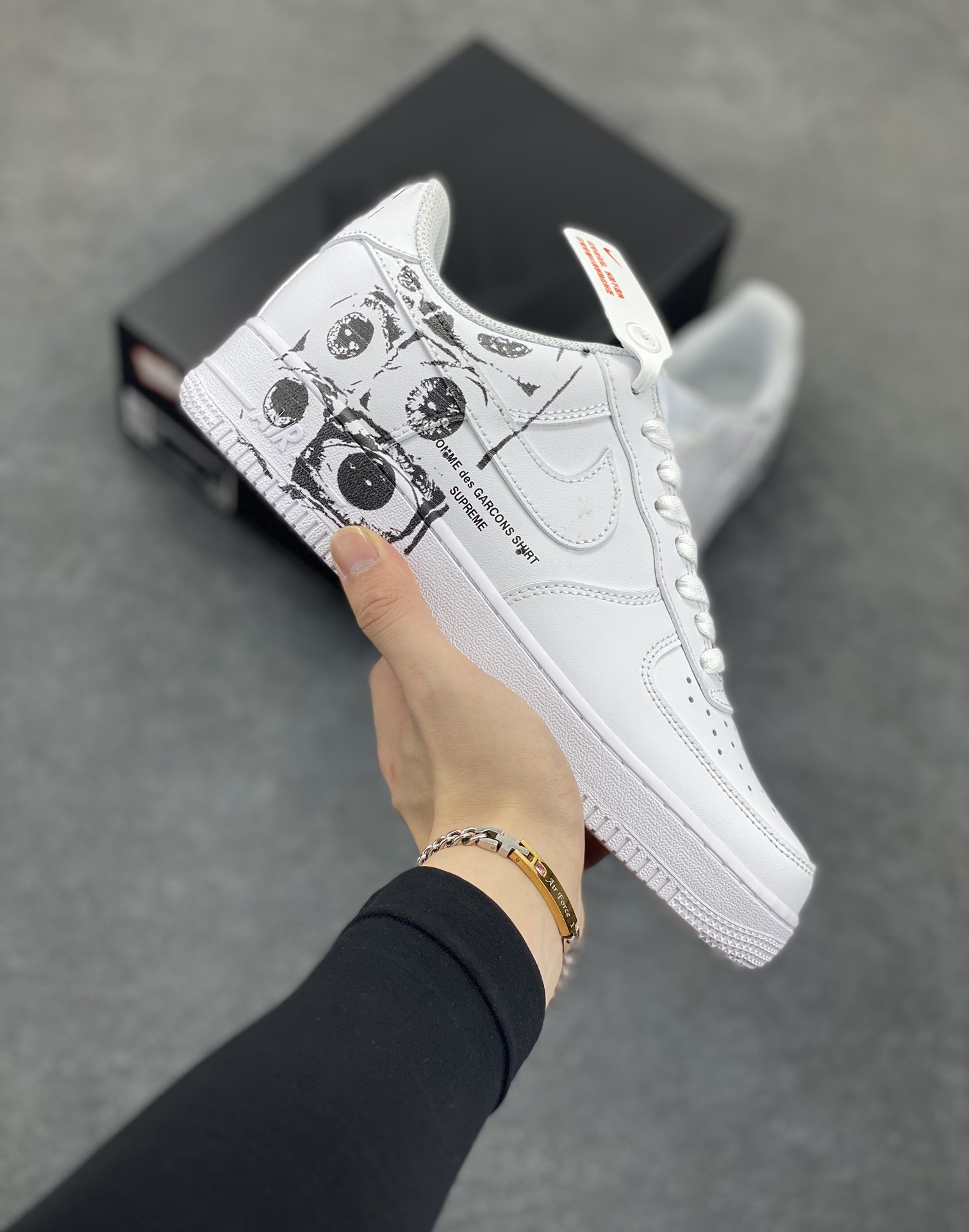 CDG x Sup x Air Force 1 Low 三方联名白黑涂鸦 原楦头原纸板 打造纯正空军版型 #专注外贸渠道 全掌内置蜂窝气垫 #原盒配件 原厂中底钢印、拉帮完美 货号：923044-100 尺码：36 36.5 37.5 38 38.5 39 40 40.5 41 42 42.5 43 44 44.5 45-选品中心