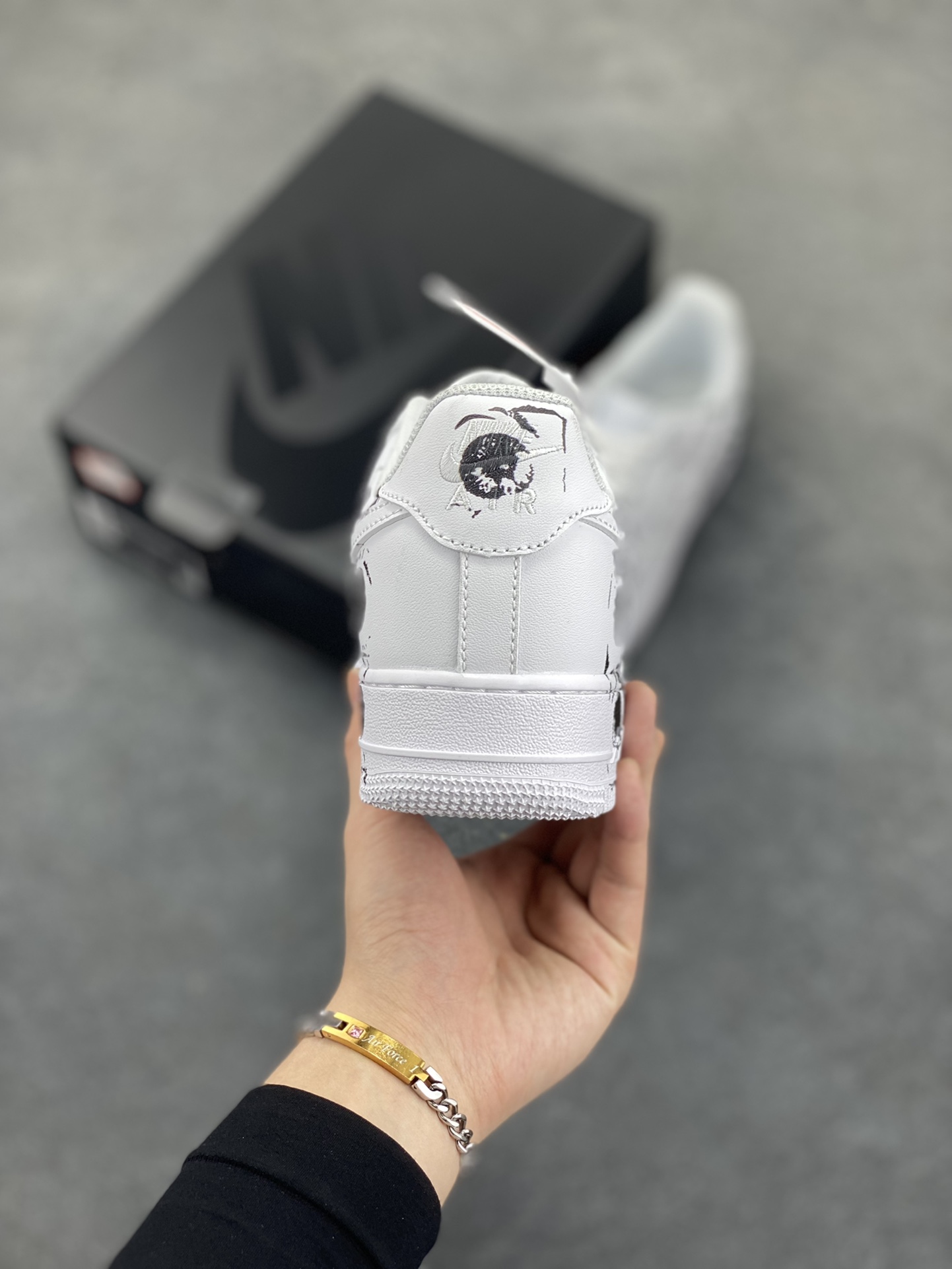 图片[4]-CDG x Sup x Air Force 1 Low 三方联名白黑涂鸦 原楦头原纸板 打造纯正空军版型 #专注外贸渠道 全掌内置蜂窝气垫 #原盒配件 原厂中底钢印、拉帮完美 货号：923044-100 尺码：36 36.5 37.5 38 38.5 39 40 40.5 41 42 42.5 43 44 44.5 45-选品中心