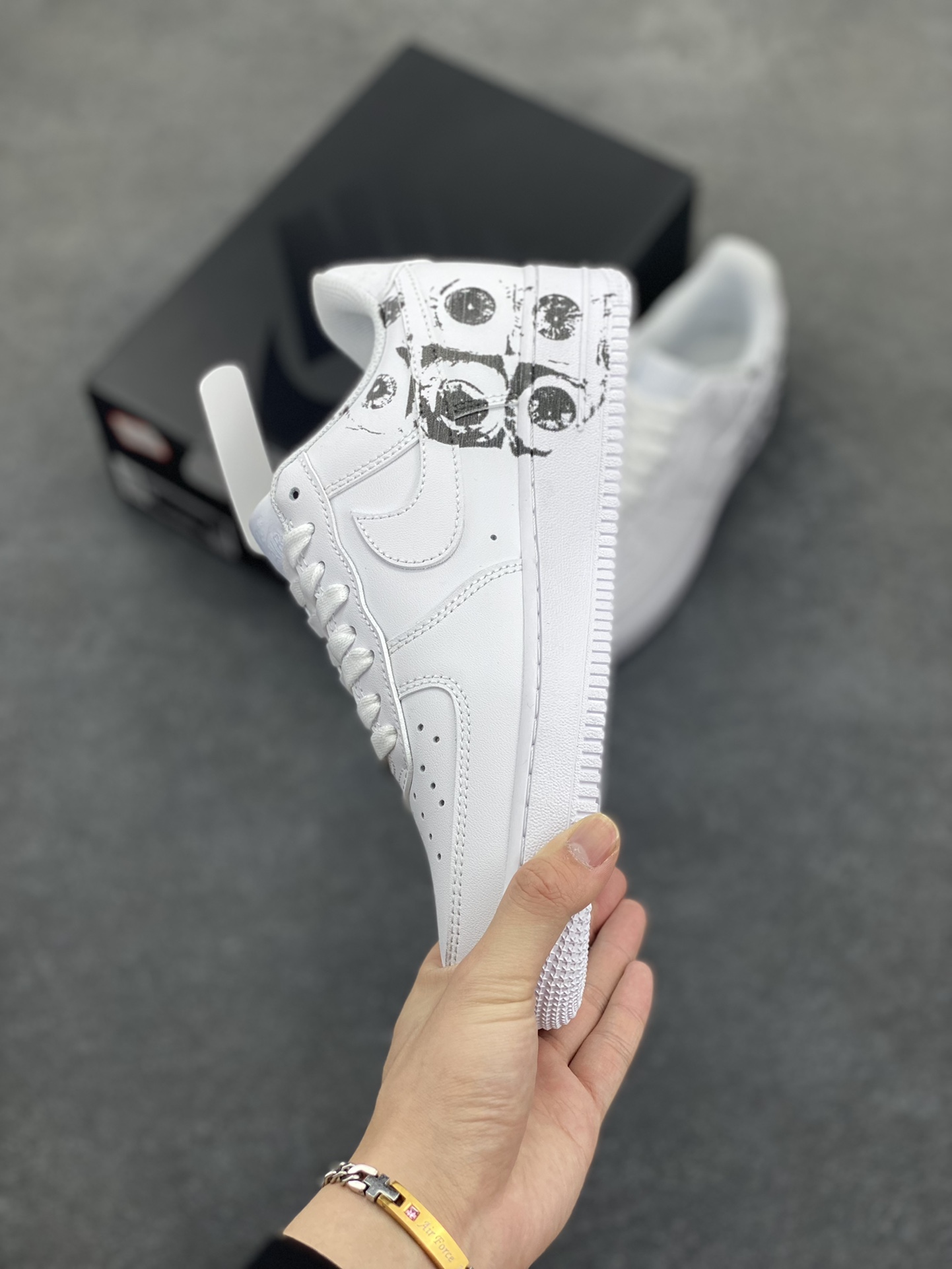 图片[3]-CDG x Sup x Air Force 1 Low 三方联名白黑涂鸦 原楦头原纸板 打造纯正空军版型 #专注外贸渠道 全掌内置蜂窝气垫 #原盒配件 原厂中底钢印、拉帮完美 货号：923044-100 尺码：36 36.5 37.5 38 38.5 39 40 40.5 41 42 42.5 43 44 44.5 45-选品中心