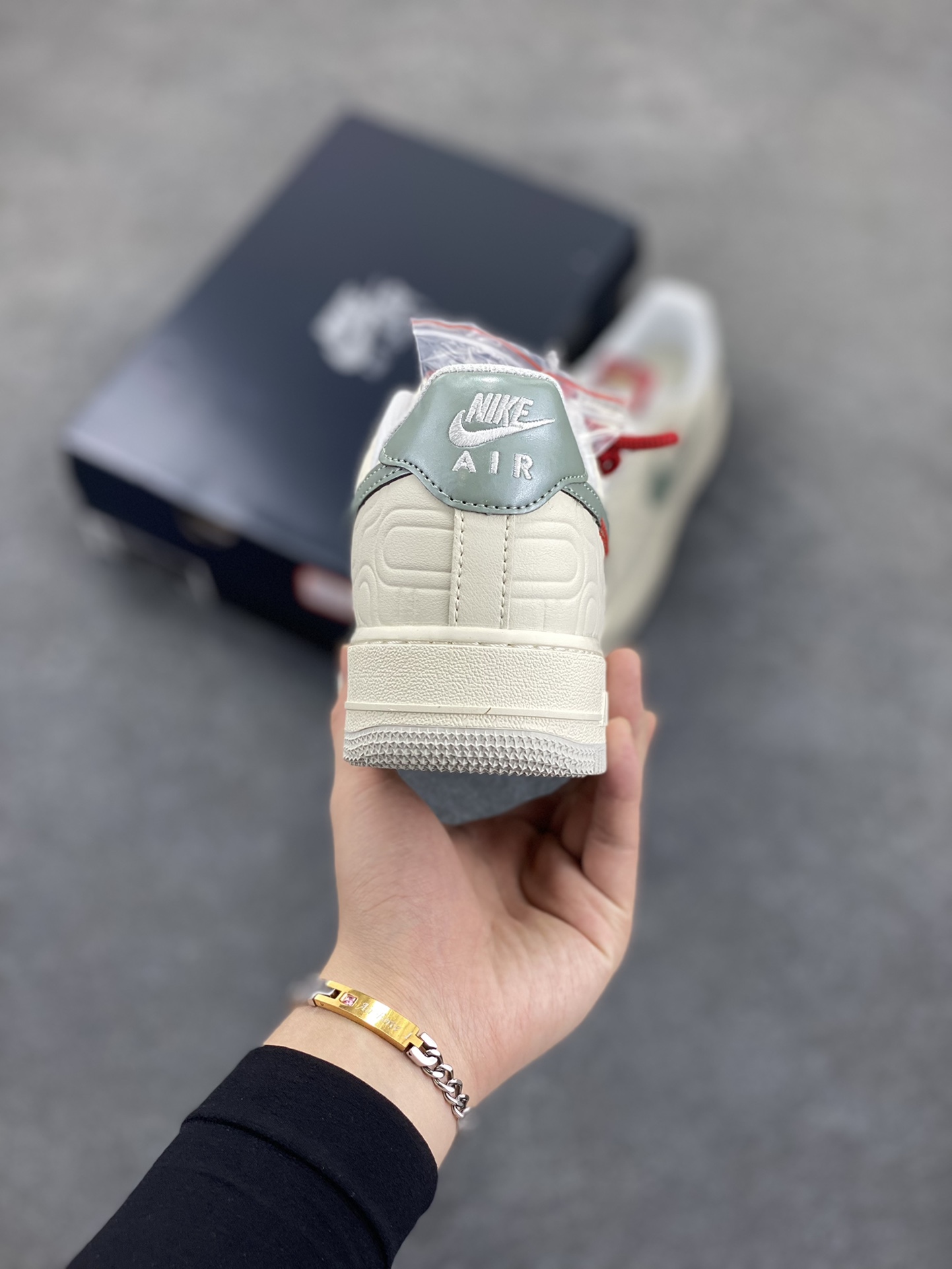 图片[4]-福利特价 Nike Air Force 1 Low 蛇年 空军一号低帮运动休闲板鞋 原楦头原纸板 打造纯正空军版型#专注外贸渠道 全掌内置蜂窝气垫 #原盒配件 原厂中底钢印、拉帮完美 货号：HV5979-130 尺码：36 36.5 37.5 38 38.5 39 40 40.5 41 42 42.5 43 44 44.5 45-选品中心