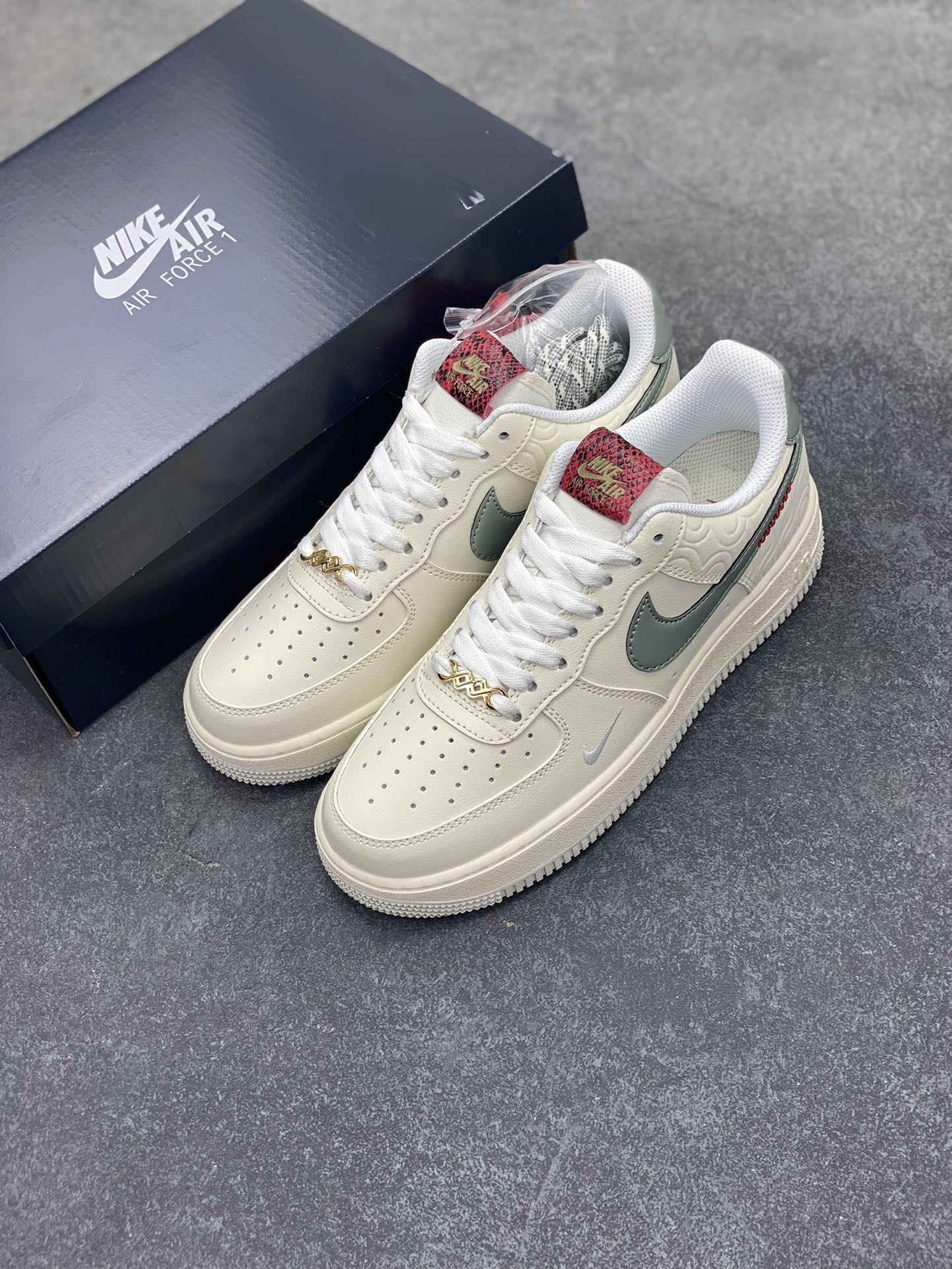 图片[8]-福利特价 Nike Air Force 1 Low 蛇年 空军一号低帮运动休闲板鞋 原楦头原纸板 打造纯正空军版型#专注外贸渠道 全掌内置蜂窝气垫 #原盒配件 原厂中底钢印、拉帮完美 货号：HV5979-130 尺码：36 36.5 37.5 38 38.5 39 40 40.5 41 42 42.5 43 44 44.5 45-选品中心