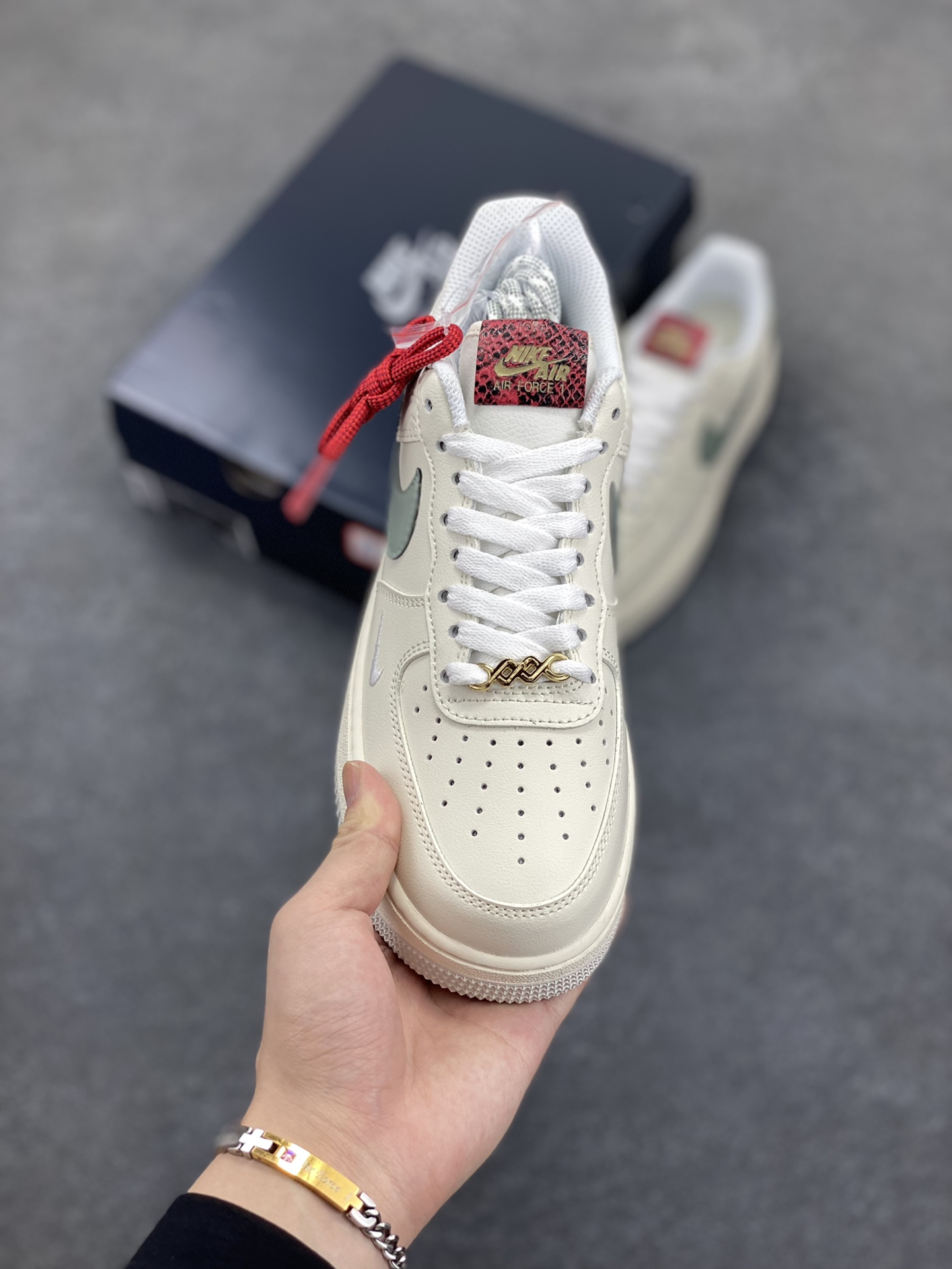 图片[2]-福利特价 Nike Air Force 1 Low 蛇年 空军一号低帮运动休闲板鞋 原楦头原纸板 打造纯正空军版型#专注外贸渠道 全掌内置蜂窝气垫 #原盒配件 原厂中底钢印、拉帮完美 货号：HV5979-130 尺码：36 36.5 37.5 38 38.5 39 40 40.5 41 42 42.5 43 44 44.5 45-选品中心