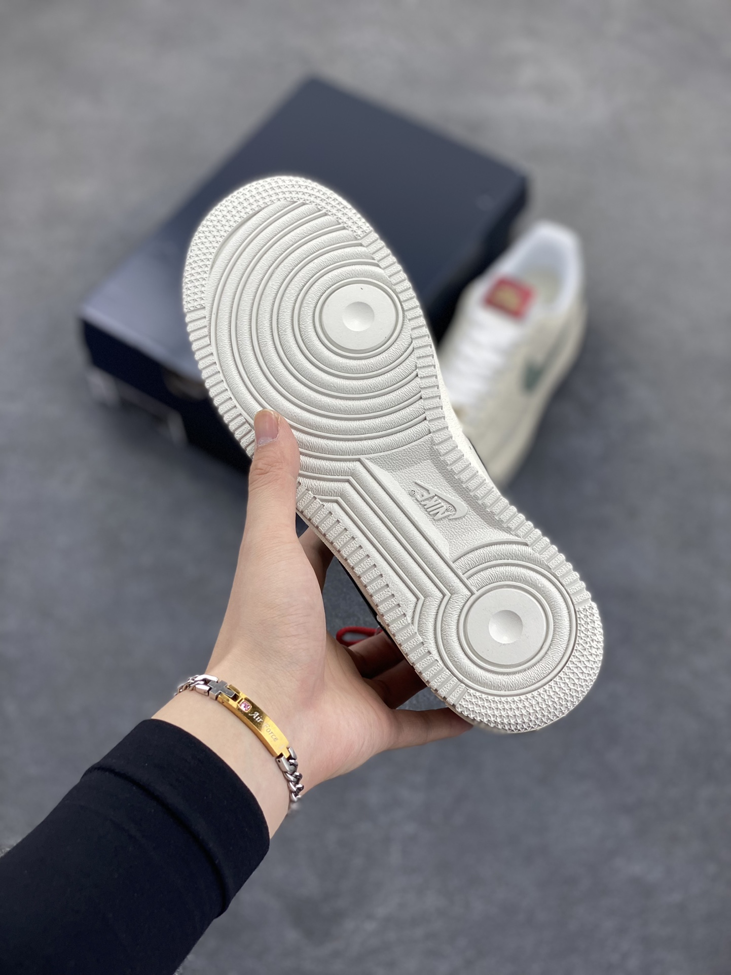 图片[5]-福利特价 Nike Air Force 1 Low 蛇年 空军一号低帮运动休闲板鞋 原楦头原纸板 打造纯正空军版型#专注外贸渠道 全掌内置蜂窝气垫 #原盒配件 原厂中底钢印、拉帮完美 货号：HV5979-130 尺码：36 36.5 37.5 38 38.5 39 40 40.5 41 42 42.5 43 44 44.5 45-选品中心