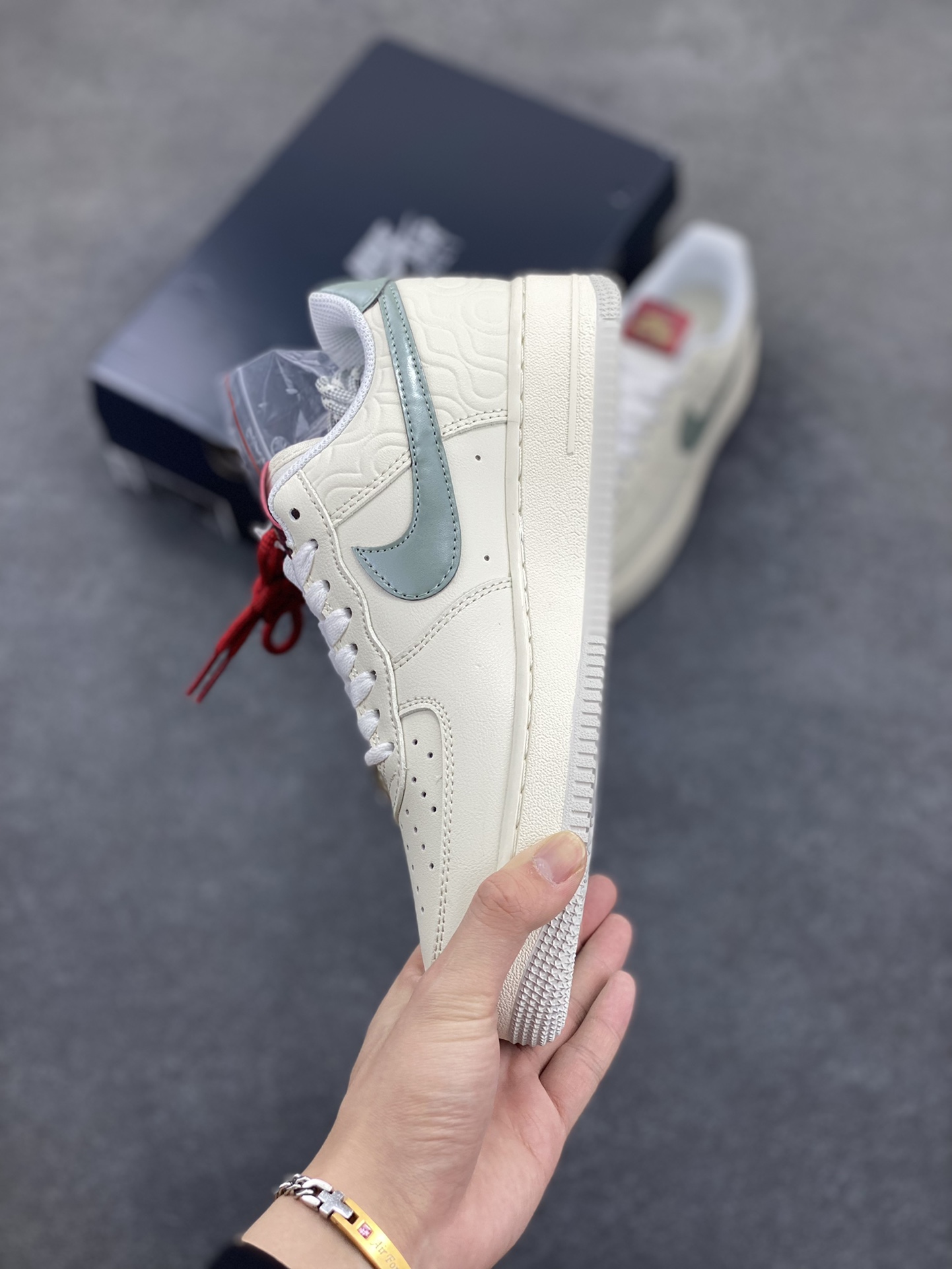 图片[3]-福利特价 Nike Air Force 1 Low 蛇年 空军一号低帮运动休闲板鞋 原楦头原纸板 打造纯正空军版型#专注外贸渠道 全掌内置蜂窝气垫 #原盒配件 原厂中底钢印、拉帮完美 货号：HV5979-130 尺码：36 36.5 37.5 38 38.5 39 40 40.5 41 42 42.5 43 44 44.5 45-选品中心