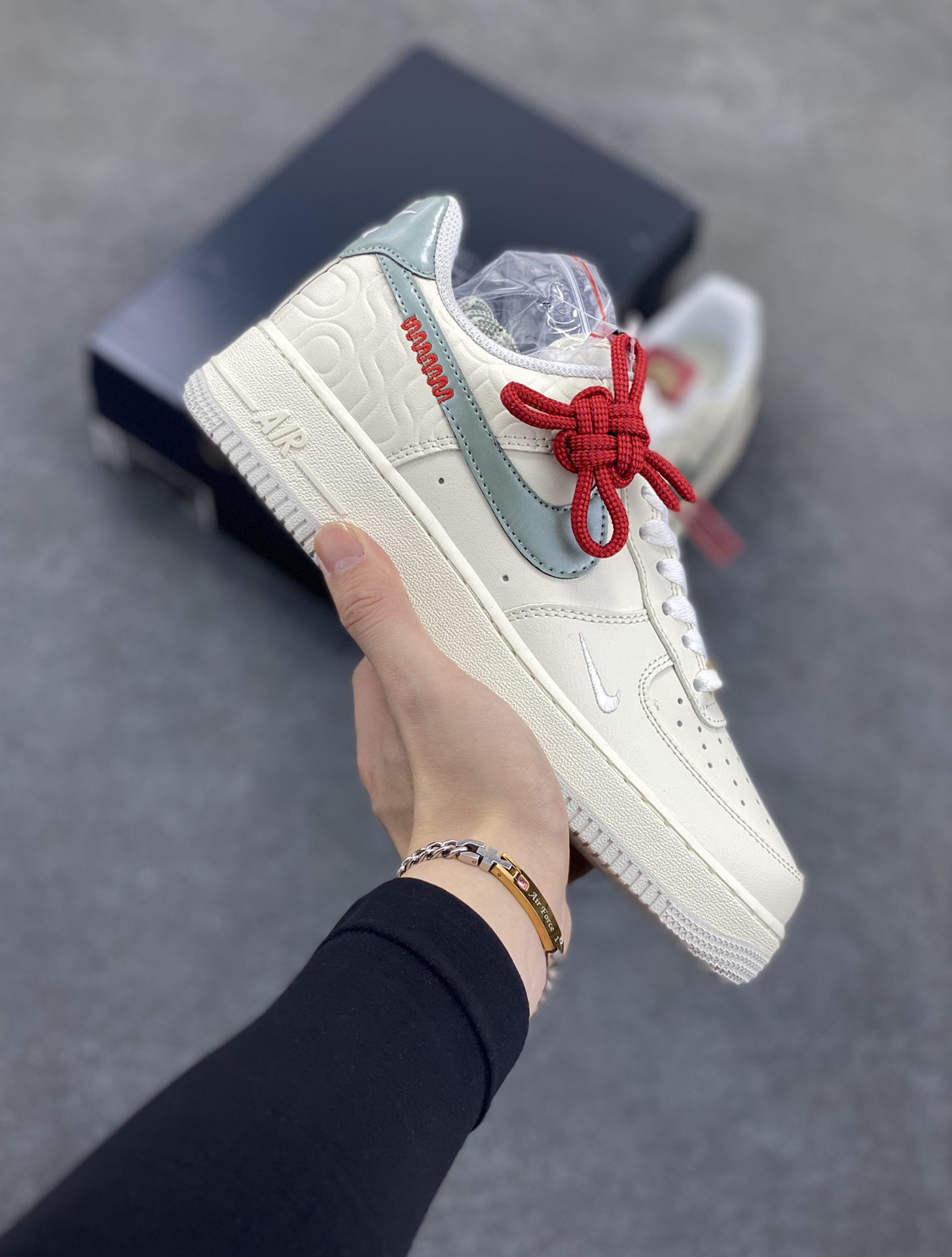 福利特价 Nike Air Force 1 Low 蛇年 空军一号低帮运动休闲板鞋 原楦头原纸板 打造纯正空军版型#专注外贸渠道 全掌内置蜂窝气垫 #原盒配件 原厂中底钢印、拉帮完美 货号：HV5979-130 尺码：36 36.5 37.5 38 38.5 39 40 40.5 41 42 42.5 43 44 44.5 45-选品中心