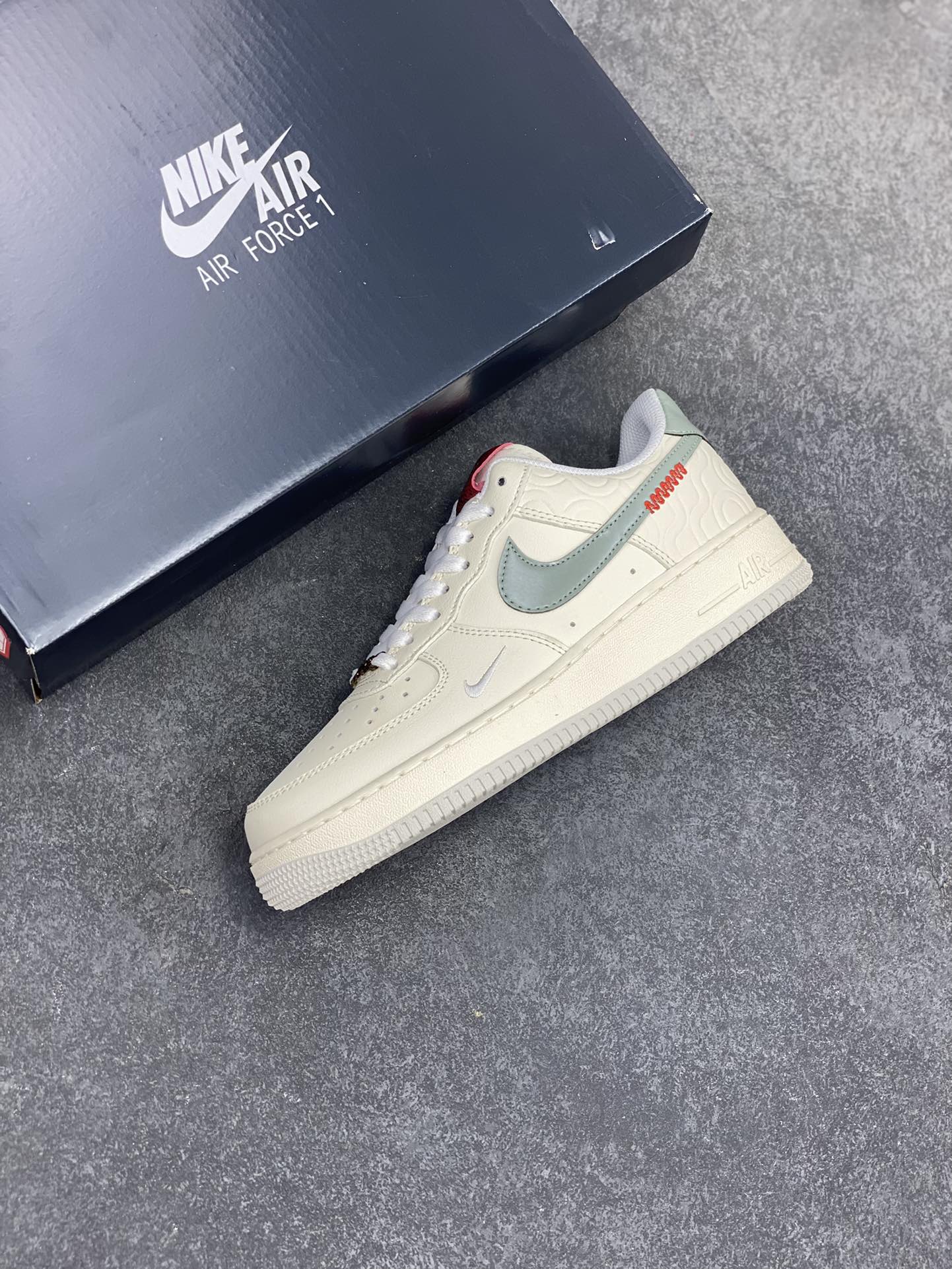 图片[7]-福利特价 Nike Air Force 1 Low 蛇年 空军一号低帮运动休闲板鞋 原楦头原纸板 打造纯正空军版型#专注外贸渠道 全掌内置蜂窝气垫 #原盒配件 原厂中底钢印、拉帮完美 货号：HV5979-130 尺码：36 36.5 37.5 38 38.5 39 40 40.5 41 42 42.5 43 44 44.5 45-选品中心