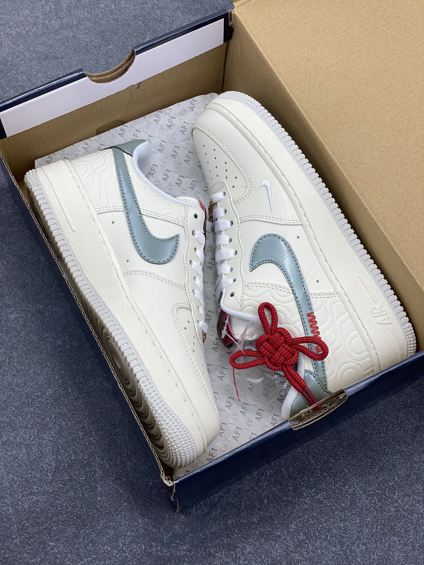 图片[9]-福利特价 Nike Air Force 1 Low 蛇年 空军一号低帮运动休闲板鞋 原楦头原纸板 打造纯正空军版型#专注外贸渠道 全掌内置蜂窝气垫 #原盒配件 原厂中底钢印、拉帮完美 货号：HV5979-130 尺码：36 36.5 37.5 38 38.5 39 40 40.5 41 42 42.5 43 44 44.5 45-选品中心