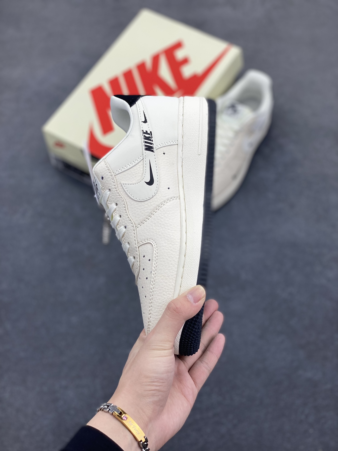 图片[3]-NIke Air Force 1 \’07 Low “JUSTDoit联名——米黑底”空军一号 低帮 运动鞋 休闲鞋 折边针车 工艺难度大 原楦头原纸板 原装鞋盒 定制五金配件 内置全掌气垫 原厂鞋底 货号：DF0188-054 尺码：36 36.5 37.5 38 38.5 39 40 40.5 41 42 42.5 43 44 44.5 45-选品中心