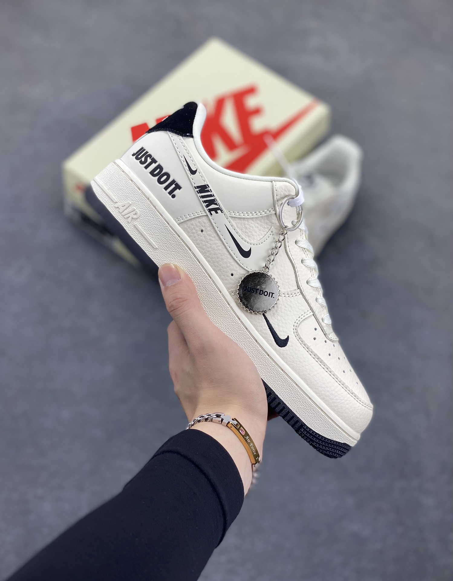 NIke Air Force 1 \’07 Low “JUSTDoit联名——米黑底”空军一号 低帮 运动鞋 休闲鞋 折边针车 工艺难度大 原楦头原纸板 原装鞋盒 定制五金配件 内置全掌气垫 原厂鞋底 货号:DF0188-054 尺码:36 36.5 37.5 38 38.5 39 40 40.5 41 42 42.5 43 44 44.5 45-选品中心