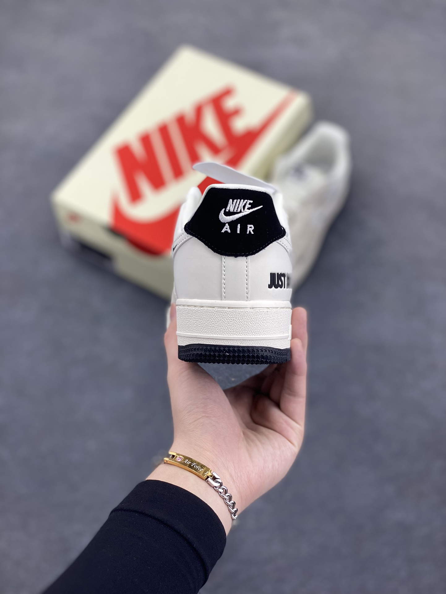 图片[4]-NIke Air Force 1 \’07 Low “JUSTDoit联名——米黑底”空军一号 低帮 运动鞋 休闲鞋 折边针车 工艺难度大 原楦头原纸板 原装鞋盒 定制五金配件 内置全掌气垫 原厂鞋底 货号：DF0188-054 尺码：36 36.5 37.5 38 38.5 39 40 40.5 41 42 42.5 43 44 44.5 45-选品中心