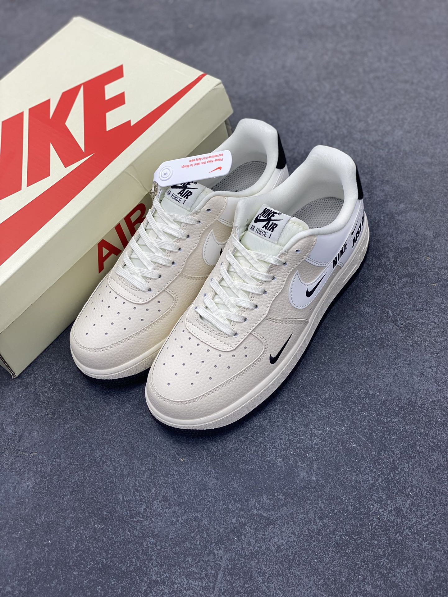 图片[8]-NIke Air Force 1 \’07 Low “JUSTDoit联名——米黑底”空军一号 低帮 运动鞋 休闲鞋 折边针车 工艺难度大 原楦头原纸板 原装鞋盒 定制五金配件 内置全掌气垫 原厂鞋底 货号：DF0188-054 尺码：36 36.5 37.5 38 38.5 39 40 40.5 41 42 42.5 43 44 44.5 45-选品中心
