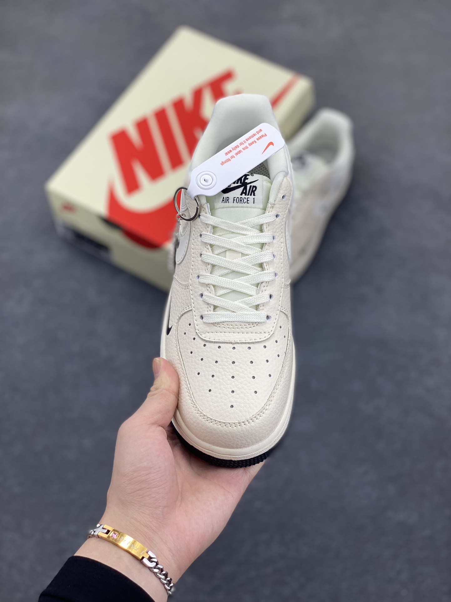 图片[2]-NIke Air Force 1 \’07 Low “JUSTDoit联名——米黑底”空军一号 低帮 运动鞋 休闲鞋 折边针车 工艺难度大 原楦头原纸板 原装鞋盒 定制五金配件 内置全掌气垫 原厂鞋底 货号：DF0188-054 尺码：36 36.5 37.5 38 38.5 39 40 40.5 41 42 42.5 43 44 44.5 45-选品中心