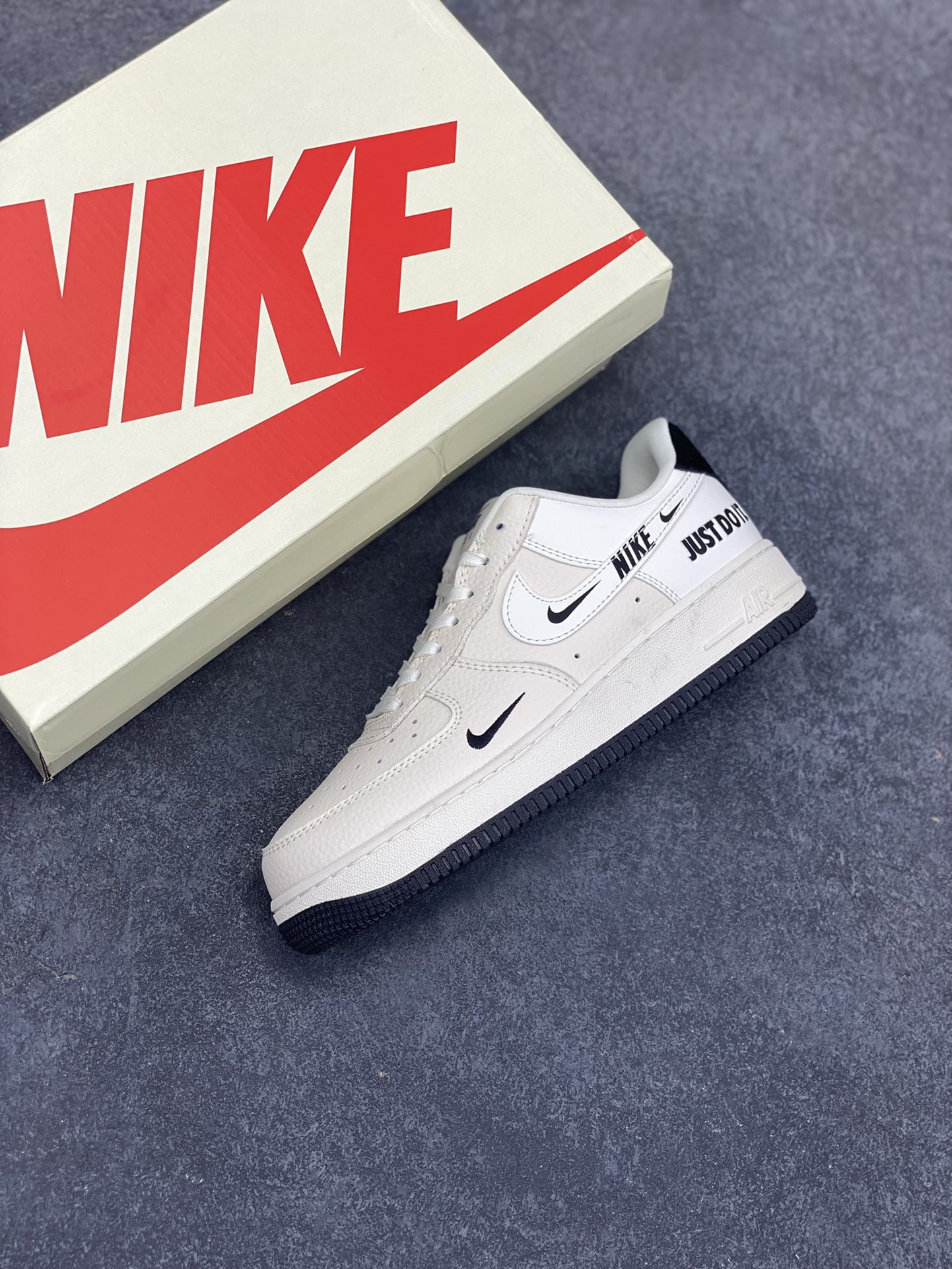 图片[7]-NIke Air Force 1 \’07 Low “JUSTDoit联名——米黑底”空军一号 低帮 运动鞋 休闲鞋 折边针车 工艺难度大 原楦头原纸板 原装鞋盒 定制五金配件 内置全掌气垫 原厂鞋底 货号：DF0188-054 尺码：36 36.5 37.5 38 38.5 39 40 40.5 41 42 42.5 43 44 44.5 45-选品中心