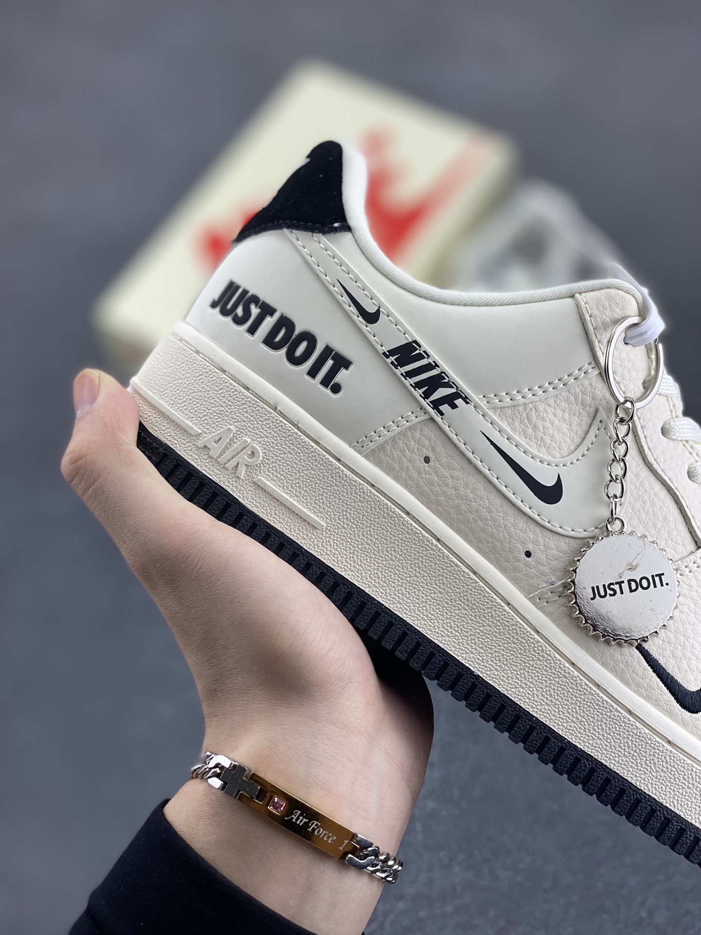 图片[6]-NIke Air Force 1 \’07 Low “JUSTDoit联名——米黑底”空军一号 低帮 运动鞋 休闲鞋 折边针车 工艺难度大 原楦头原纸板 原装鞋盒 定制五金配件 内置全掌气垫 原厂鞋底 货号：DF0188-054 尺码：36 36.5 37.5 38 38.5 39 40 40.5 41 42 42.5 43 44 44.5 45-选品中心