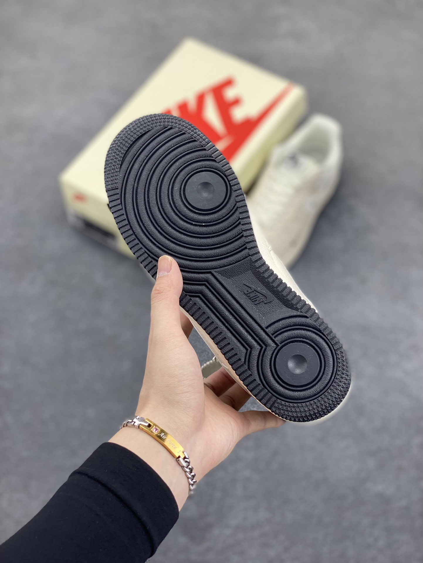 图片[5]-NIke Air Force 1 \’07 Low “JUSTDoit联名——米黑底”空军一号 低帮 运动鞋 休闲鞋 折边针车 工艺难度大 原楦头原纸板 原装鞋盒 定制五金配件 内置全掌气垫 原厂鞋底 货号：DF0188-054 尺码：36 36.5 37.5 38 38.5 39 40 40.5 41 42 42.5 43 44 44.5 45-选品中心