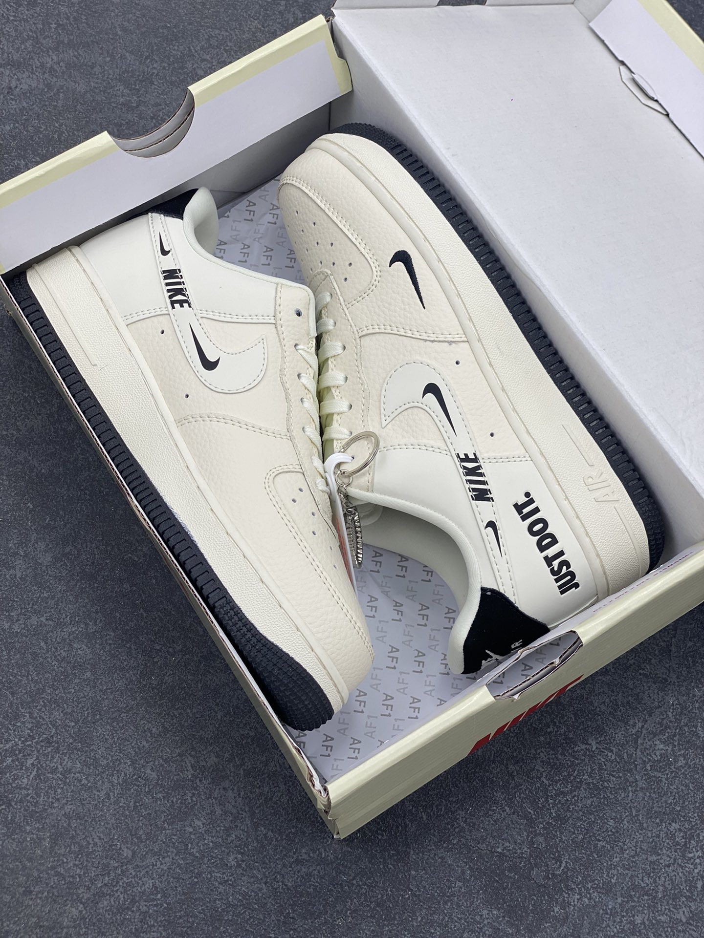 图片[9]-NIke Air Force 1 \’07 Low “JUSTDoit联名——米黑底”空军一号 低帮 运动鞋 休闲鞋 折边针车 工艺难度大 原楦头原纸板 原装鞋盒 定制五金配件 内置全掌气垫 原厂鞋底 货号：DF0188-054 尺码：36 36.5 37.5 38 38.5 39 40 40.5 41 42 42.5 43 44 44.5 45-选品中心