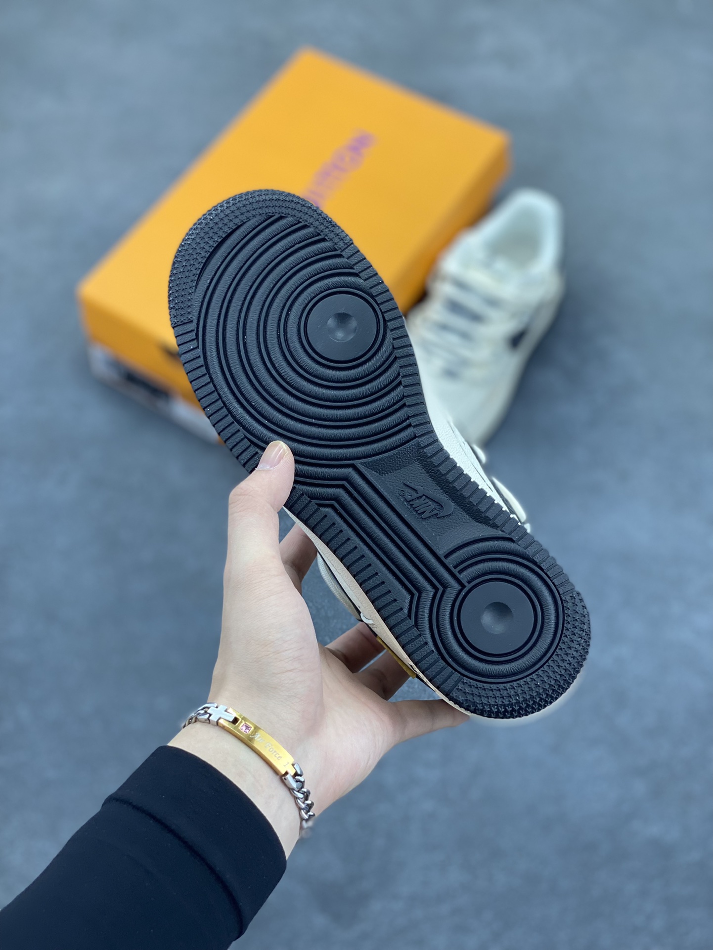 图片[5]-NIke Air Force 1 \’07 Low “LV联名——蓝勾抽绳”空军一号 低帮 运动鞋 休闲鞋 折边针车 工艺难度大 原楦头原纸板 原装鞋盒 定制五金配件 内置全掌气垫 原厂鞋底 货号：DM6868-061 尺码：36 36.5 37.5 38 38.5 39 40 40.5 41 42 42.5 43 44 44.5 45-选品中心