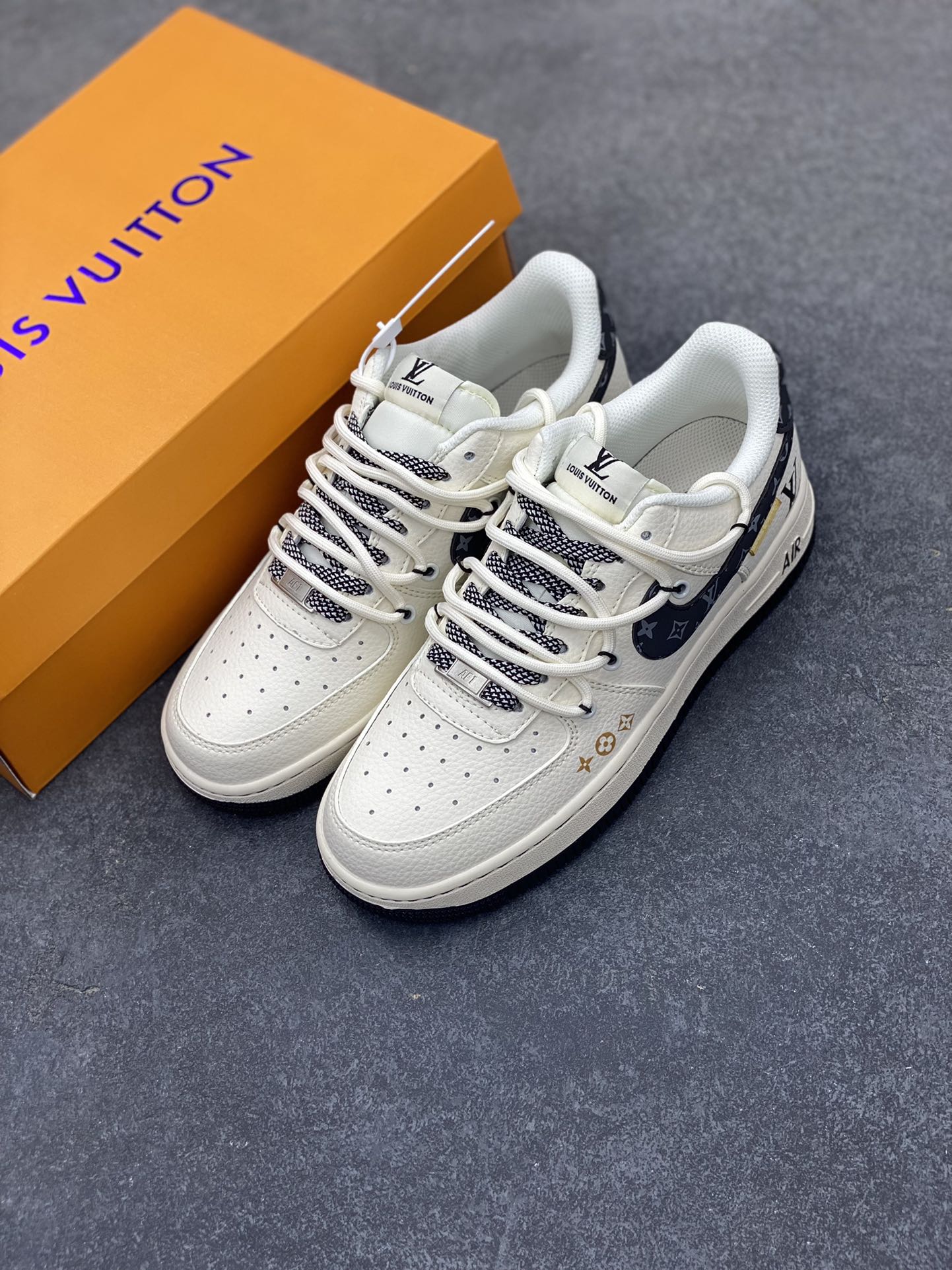 图片[8]-NIke Air Force 1 \’07 Low “LV联名——蓝勾抽绳”空军一号 低帮 运动鞋 休闲鞋 折边针车 工艺难度大 原楦头原纸板 原装鞋盒 定制五金配件 内置全掌气垫 原厂鞋底 货号：DM6868-061 尺码：36 36.5 37.5 38 38.5 39 40 40.5 41 42 42.5 43 44 44.5 45-选品中心