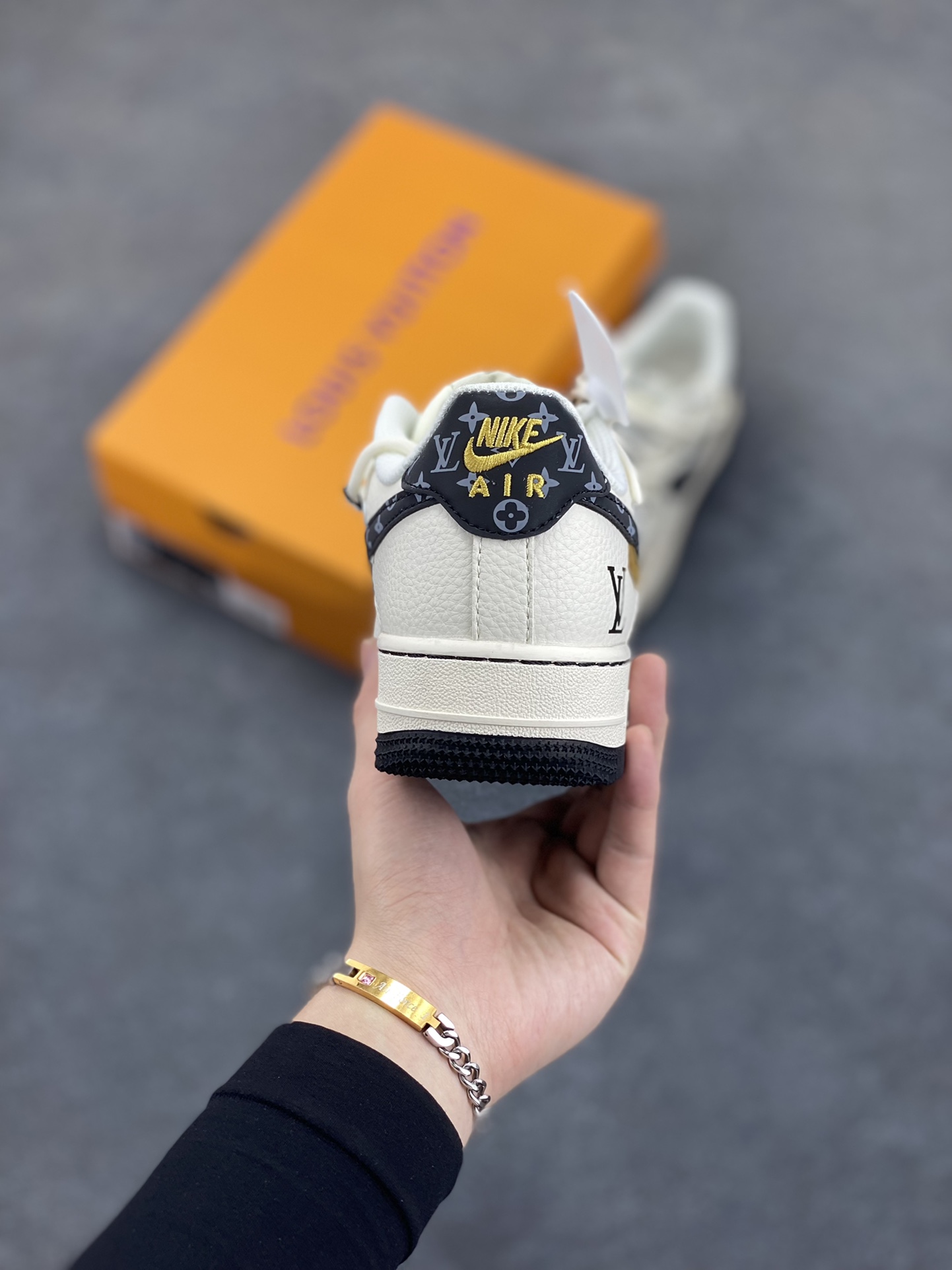 图片[4]-NIke Air Force 1 \’07 Low “LV联名——蓝勾抽绳”空军一号 低帮 运动鞋 休闲鞋 折边针车 工艺难度大 原楦头原纸板 原装鞋盒 定制五金配件 内置全掌气垫 原厂鞋底 货号：DM6868-061 尺码：36 36.5 37.5 38 38.5 39 40 40.5 41 42 42.5 43 44 44.5 45-选品中心