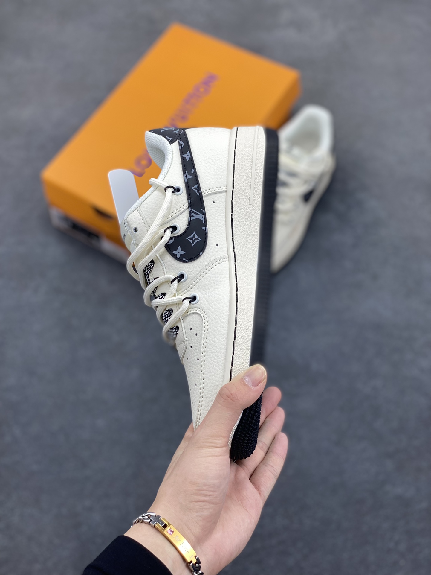 图片[3]-NIke Air Force 1 \’07 Low “LV联名——蓝勾抽绳”空军一号 低帮 运动鞋 休闲鞋 折边针车 工艺难度大 原楦头原纸板 原装鞋盒 定制五金配件 内置全掌气垫 原厂鞋底 货号：DM6868-061 尺码：36 36.5 37.5 38 38.5 39 40 40.5 41 42 42.5 43 44 44.5 45-选品中心
