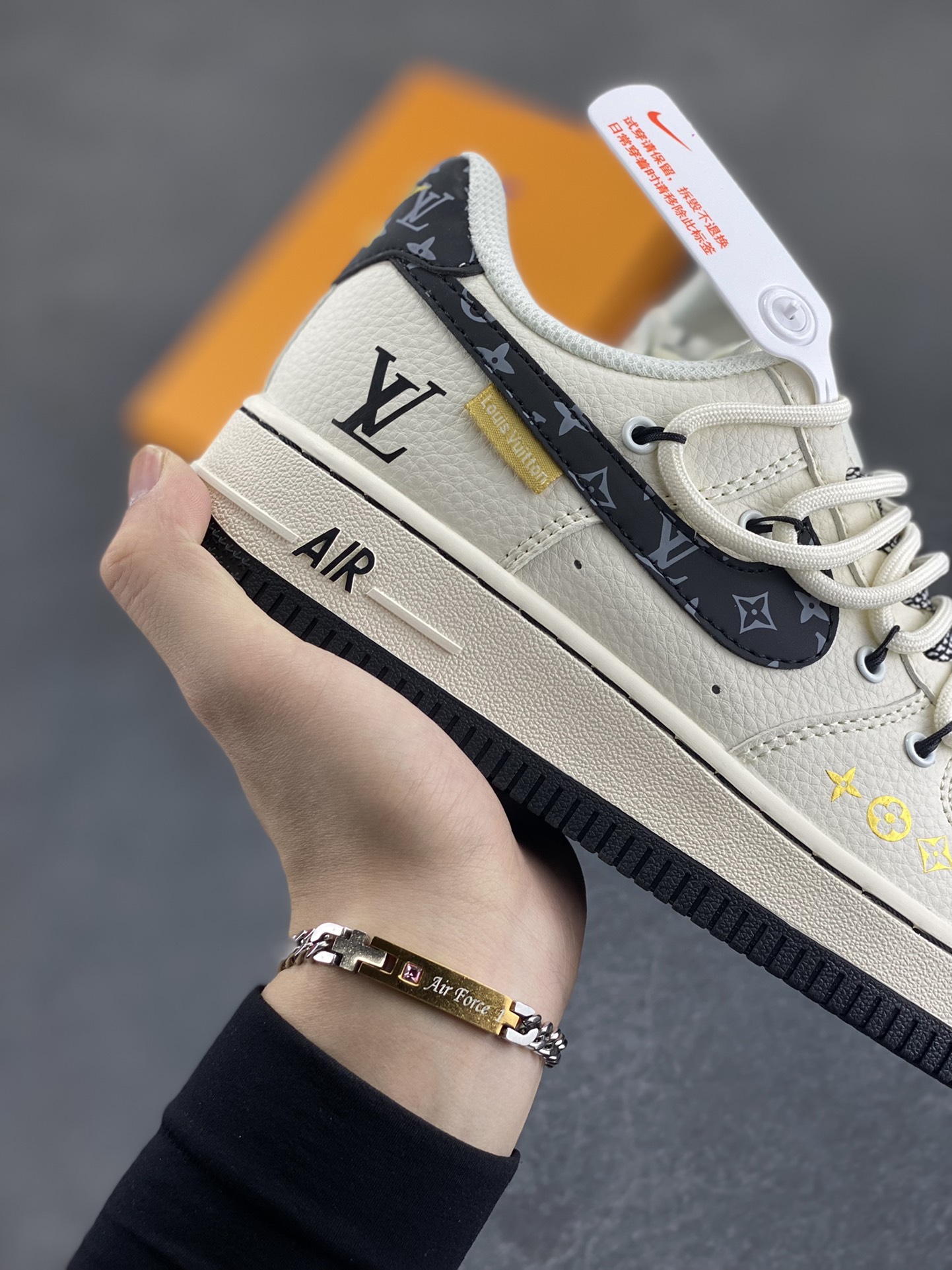 图片[6]-NIke Air Force 1 \’07 Low “LV联名——蓝勾抽绳”空军一号 低帮 运动鞋 休闲鞋 折边针车 工艺难度大 原楦头原纸板 原装鞋盒 定制五金配件 内置全掌气垫 原厂鞋底 货号：DM6868-061 尺码：36 36.5 37.5 38 38.5 39 40 40.5 41 42 42.5 43 44 44.5 45-选品中心