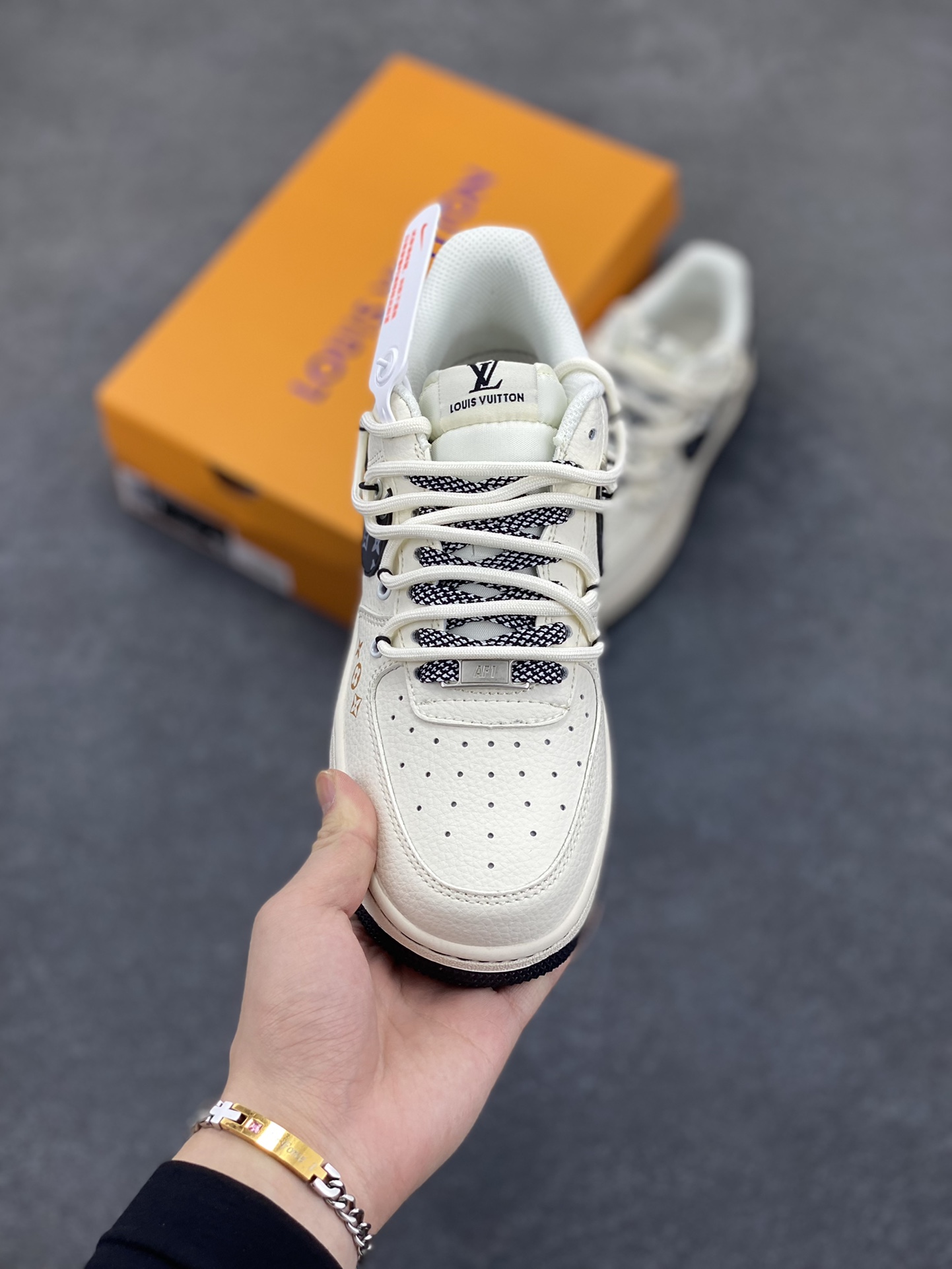 图片[2]-NIke Air Force 1 \’07 Low “LV联名——蓝勾抽绳”空军一号 低帮 运动鞋 休闲鞋 折边针车 工艺难度大 原楦头原纸板 原装鞋盒 定制五金配件 内置全掌气垫 原厂鞋底 货号：DM6868-061 尺码：36 36.5 37.5 38 38.5 39 40 40.5 41 42 42.5 43 44 44.5 45-选品中心