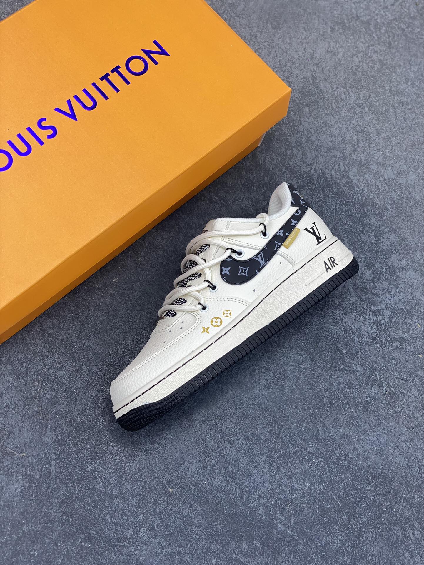 图片[7]-NIke Air Force 1 \’07 Low “LV联名——蓝勾抽绳”空军一号 低帮 运动鞋 休闲鞋 折边针车 工艺难度大 原楦头原纸板 原装鞋盒 定制五金配件 内置全掌气垫 原厂鞋底 货号：DM6868-061 尺码：36 36.5 37.5 38 38.5 39 40 40.5 41 42 42.5 43 44 44.5 45-选品中心