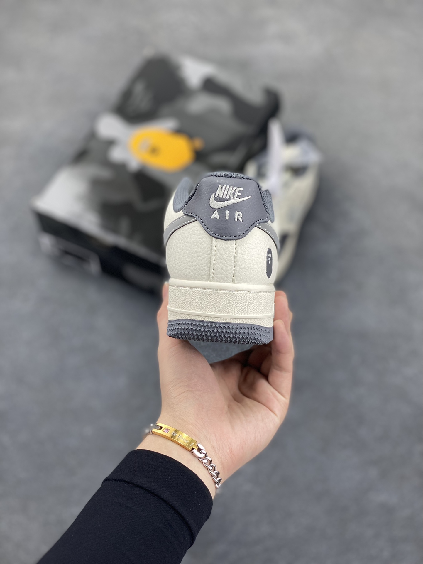 图片[4]-NIke Air Force 1 \’07 Low “Bape联名——星星勾”空军一号 低帮 运动鞋 休闲鞋 折边针车 工艺难度大 原楦头原纸板 原装鞋盒 定制五金配件 内置全掌气垫 原厂鞋底 货号：XS1958-570 尺码：36 36.5 37.5 38 38.5 39 40 40.5 41 42 42.5 43 44 44.5 45-选品中心