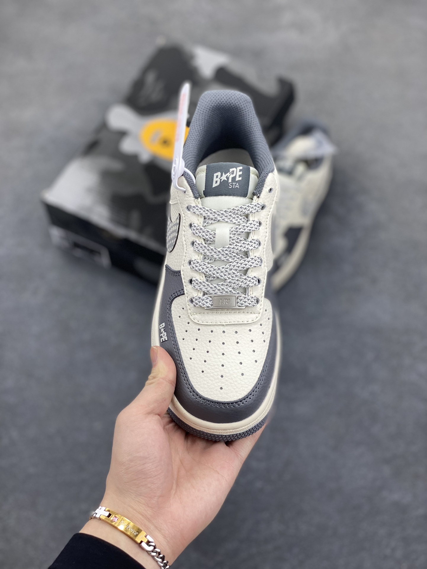 图片[2]-NIke Air Force 1 \’07 Low “Bape联名——星星勾”空军一号 低帮 运动鞋 休闲鞋 折边针车 工艺难度大 原楦头原纸板 原装鞋盒 定制五金配件 内置全掌气垫 原厂鞋底 货号：XS1958-570 尺码：36 36.5 37.5 38 38.5 39 40 40.5 41 42 42.5 43 44 44.5 45-选品中心