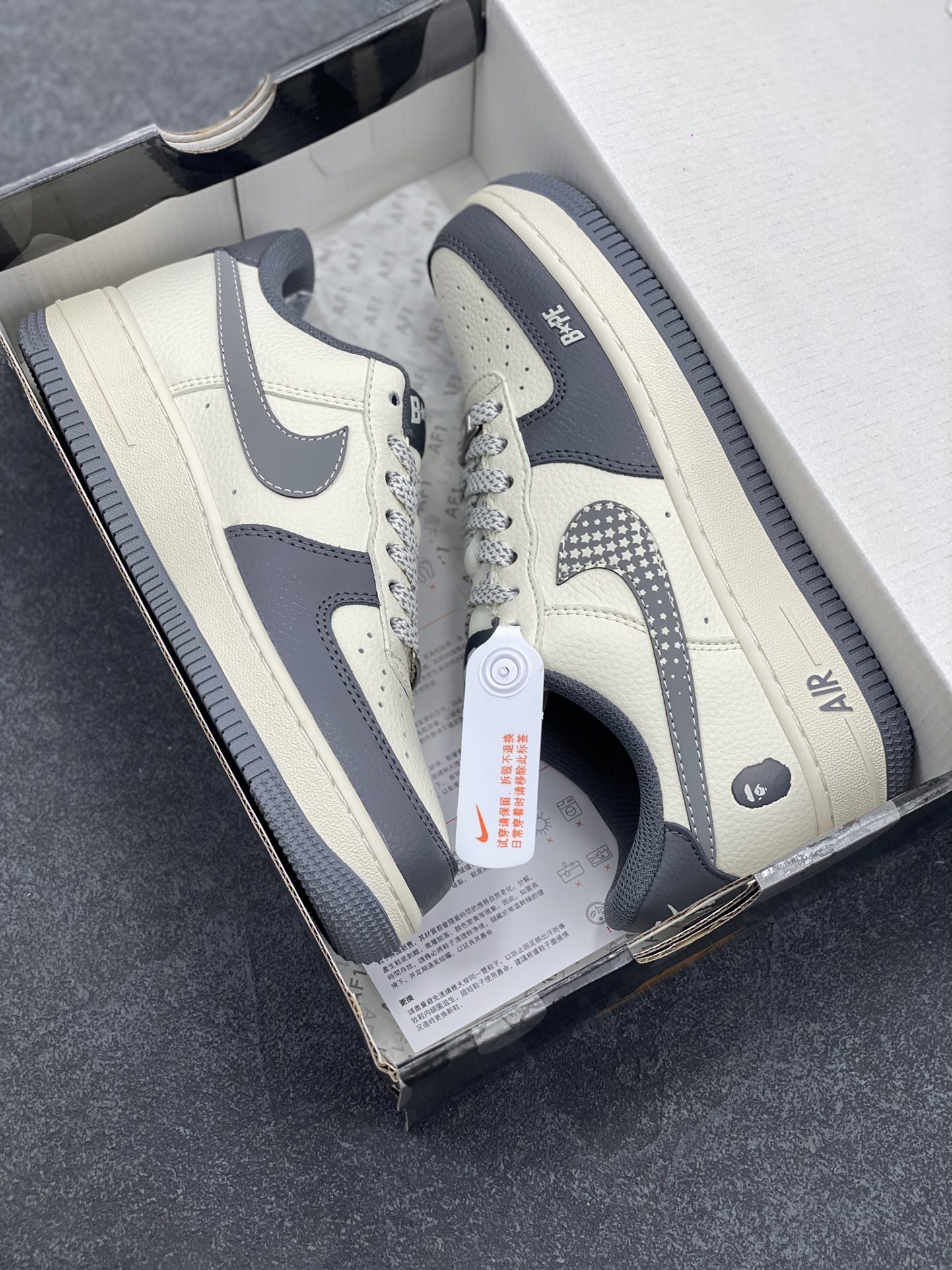 图片[9]-NIke Air Force 1 \’07 Low “Bape联名——星星勾”空军一号 低帮 运动鞋 休闲鞋 折边针车 工艺难度大 原楦头原纸板 原装鞋盒 定制五金配件 内置全掌气垫 原厂鞋底 货号：XS1958-570 尺码：36 36.5 37.5 38 38.5 39 40 40.5 41 42 42.5 43 44 44.5 45-选品中心