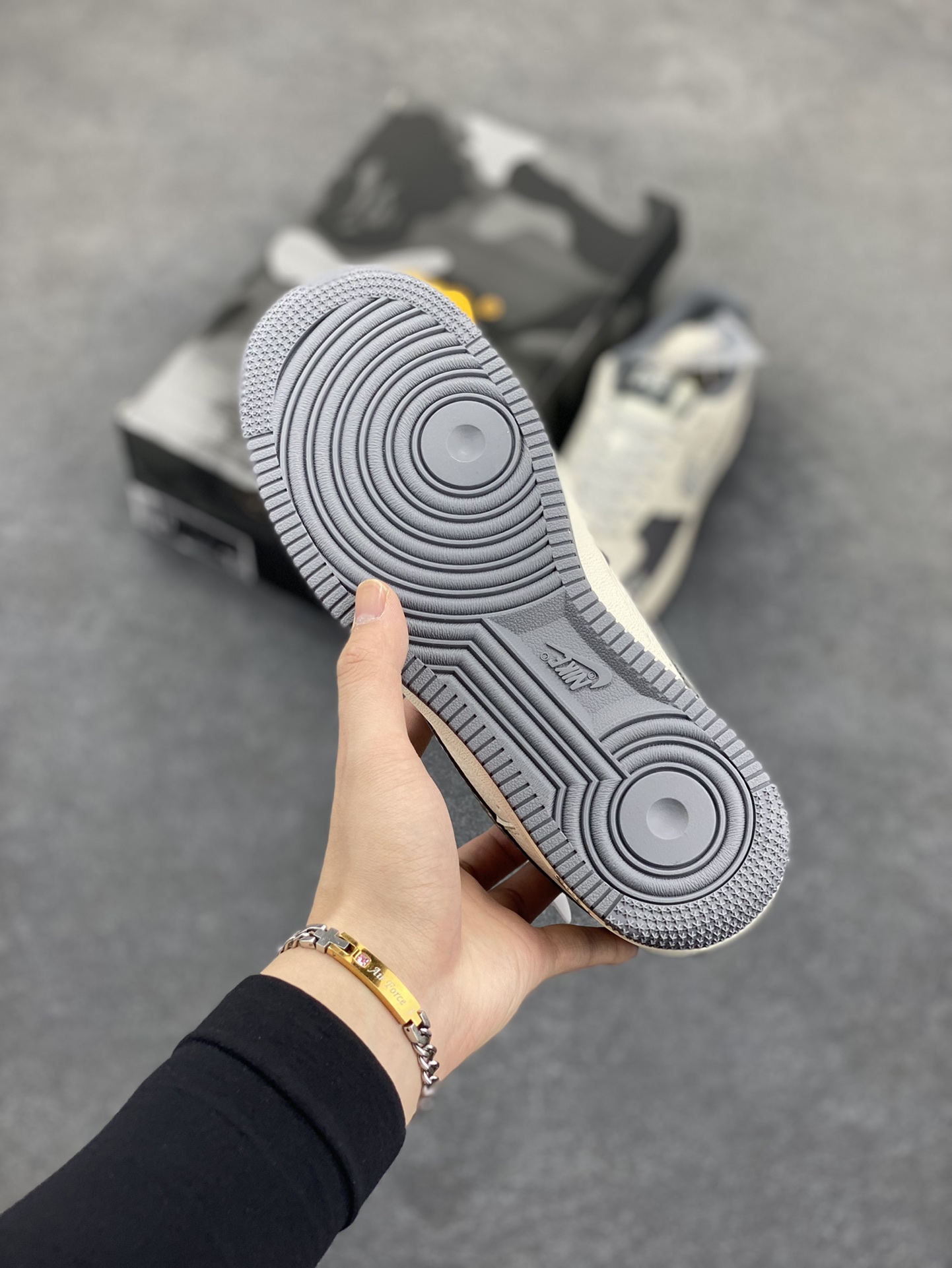 图片[5]-NIke Air Force 1 \’07 Low “Bape联名——星星勾”空军一号 低帮 运动鞋 休闲鞋 折边针车 工艺难度大 原楦头原纸板 原装鞋盒 定制五金配件 内置全掌气垫 原厂鞋底 货号：XS1958-570 尺码：36 36.5 37.5 38 38.5 39 40 40.5 41 42 42.5 43 44 44.5 45-选品中心